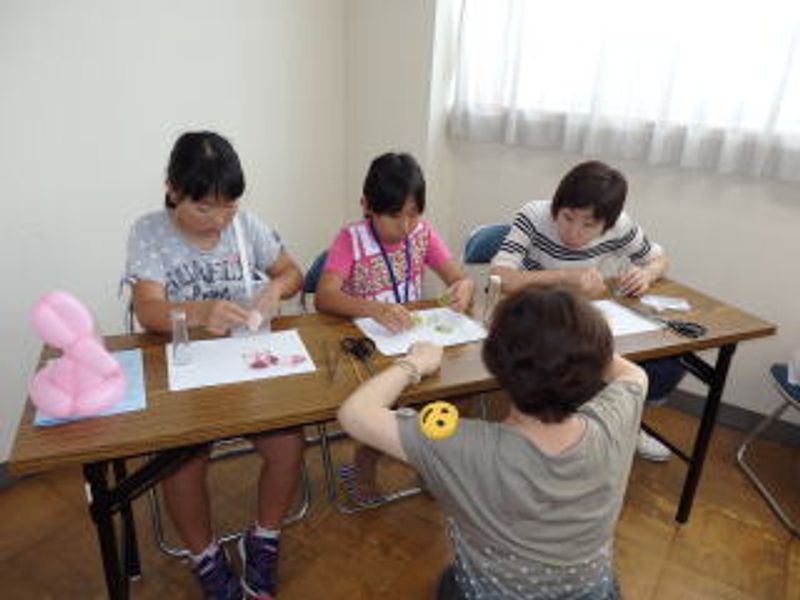 入れる花などを選び…