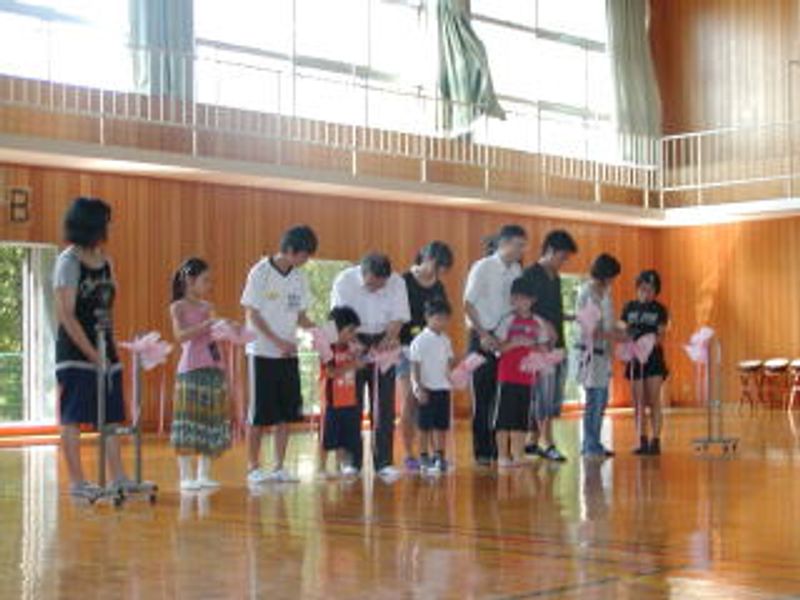 「テープカット」で…