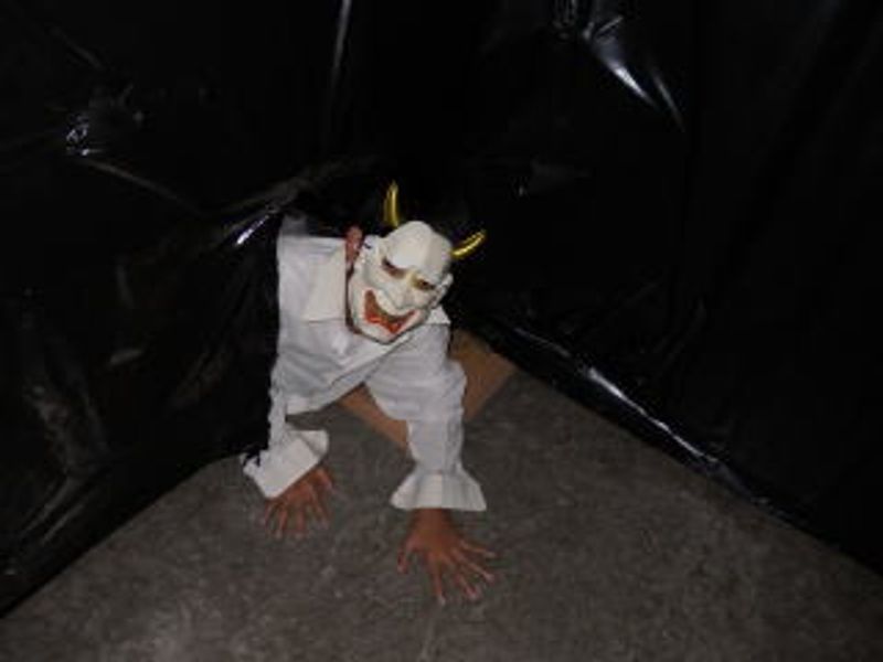 で…