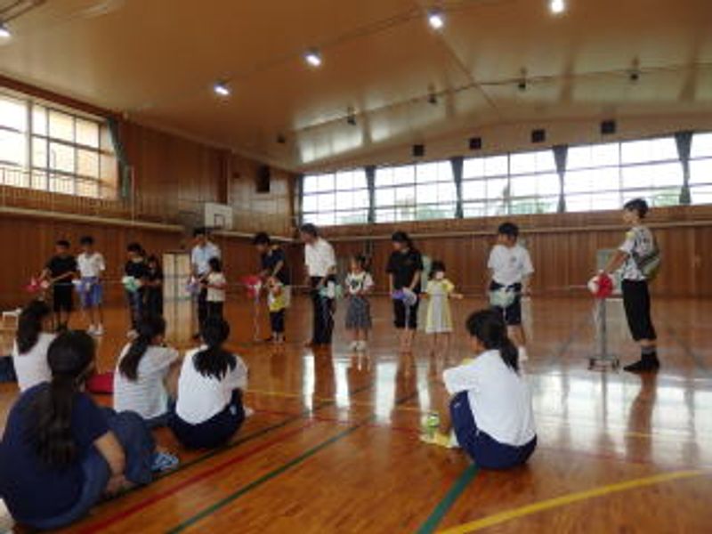 テープカットで…