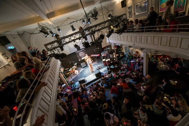 Sett fra galleriet, fullt hus under Open X