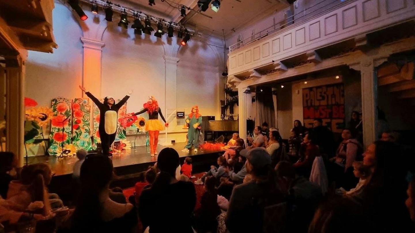 Gallery image for Barneteater: Hvordan Katten og Hanen lette etter solen