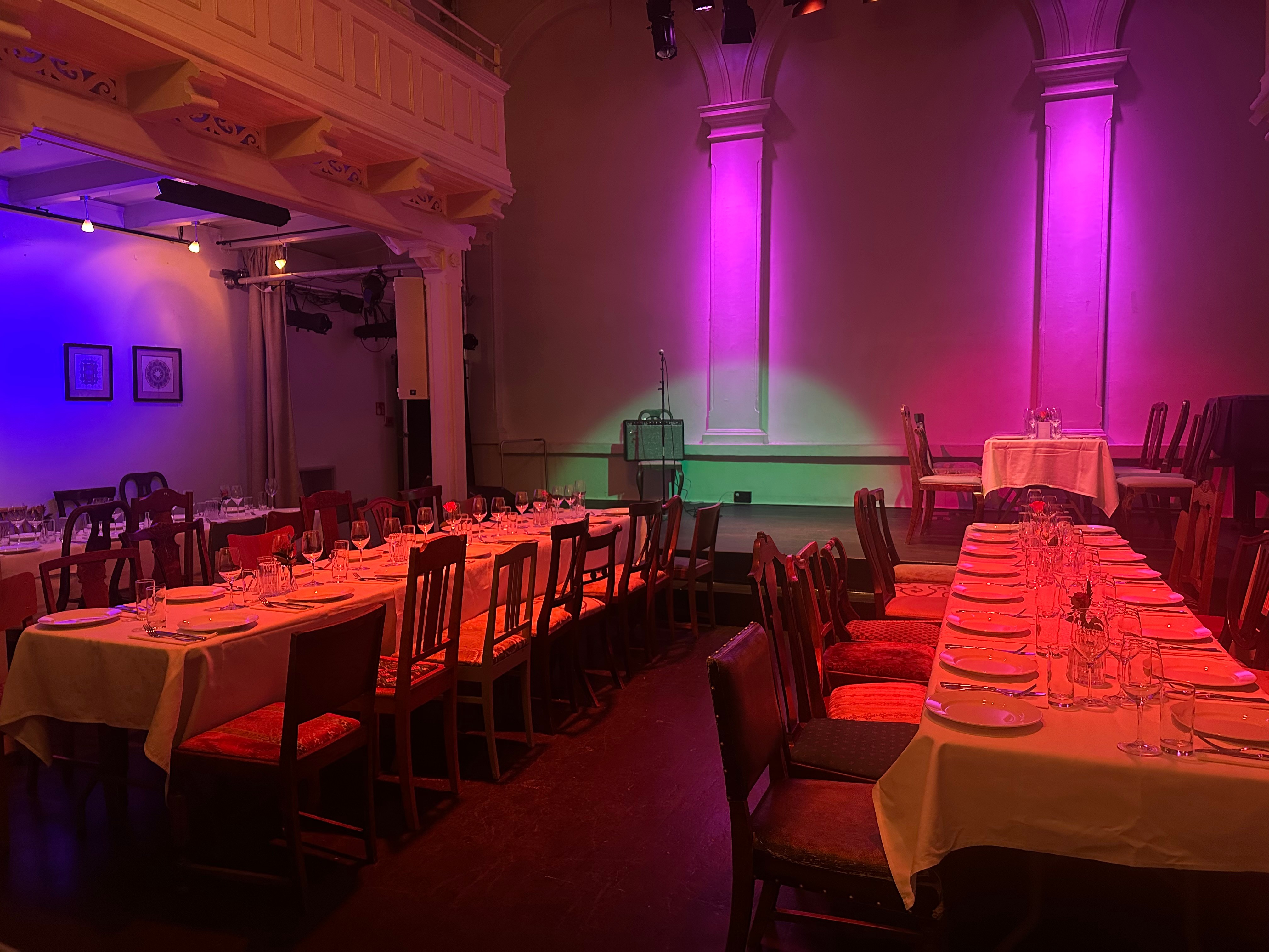 Salongen med oppdekkede bord og hvite duker