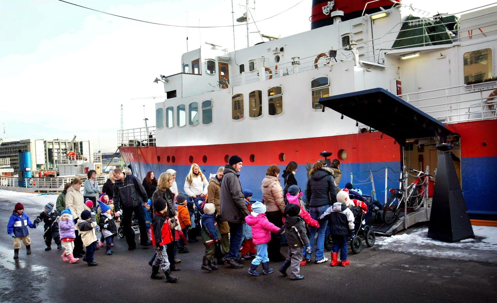 Publikum, barn som stiger på MS Innvik