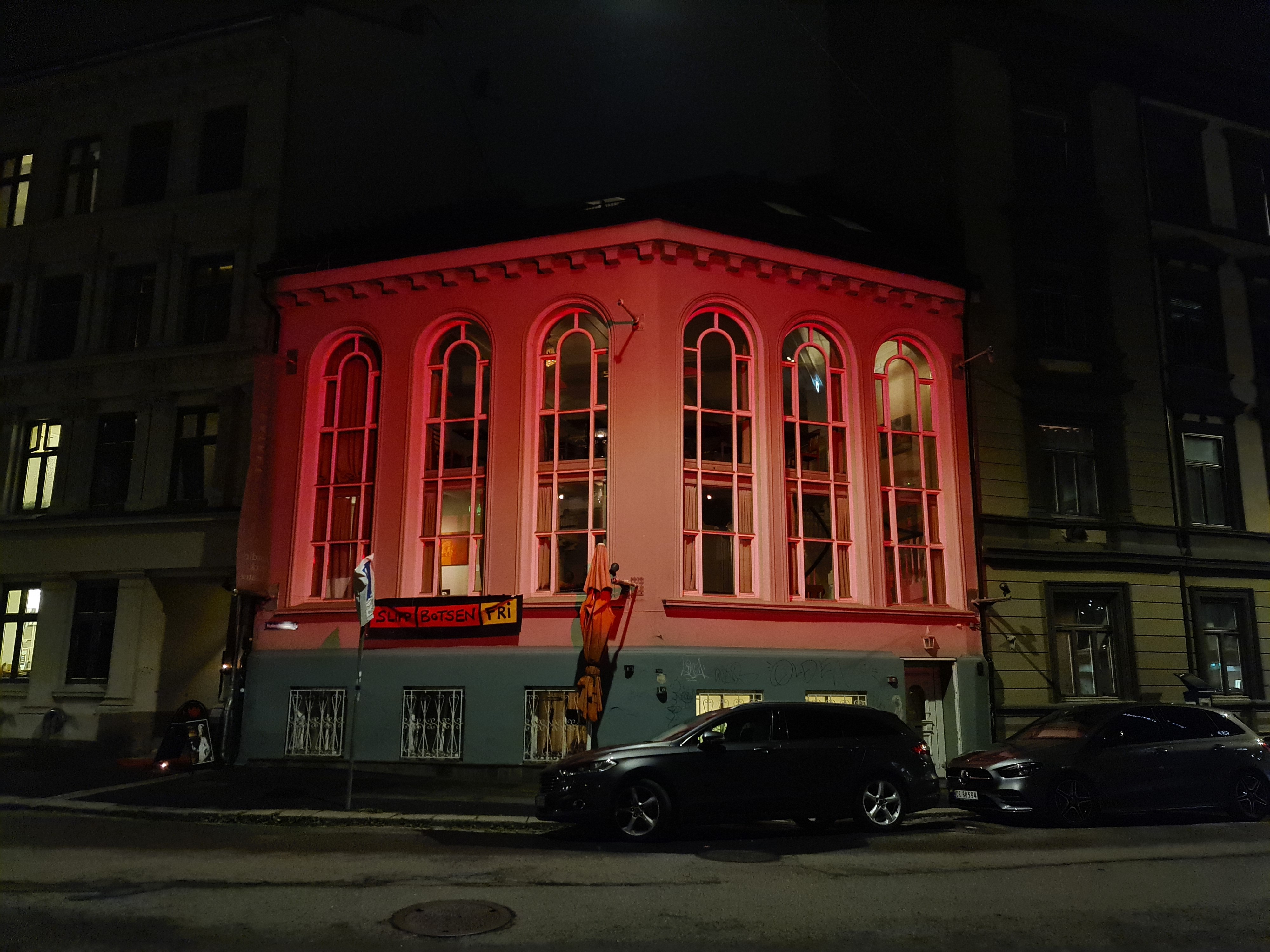 Teatret fra utsiden lyslagt i rødt