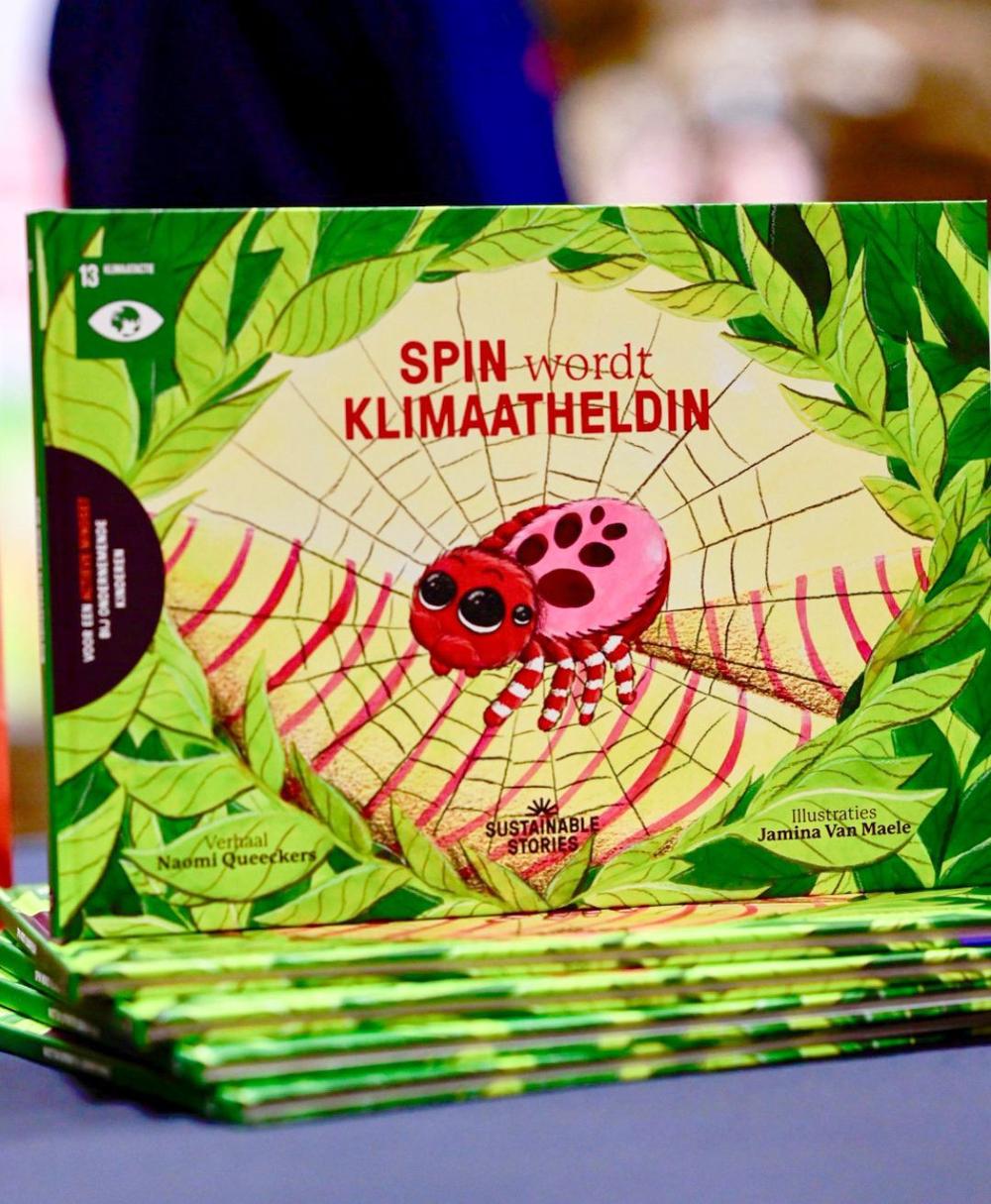 Stack of the Sustainable Stories children's book Spin wordt Klimaatheldin, its cover showing a red spider in a web