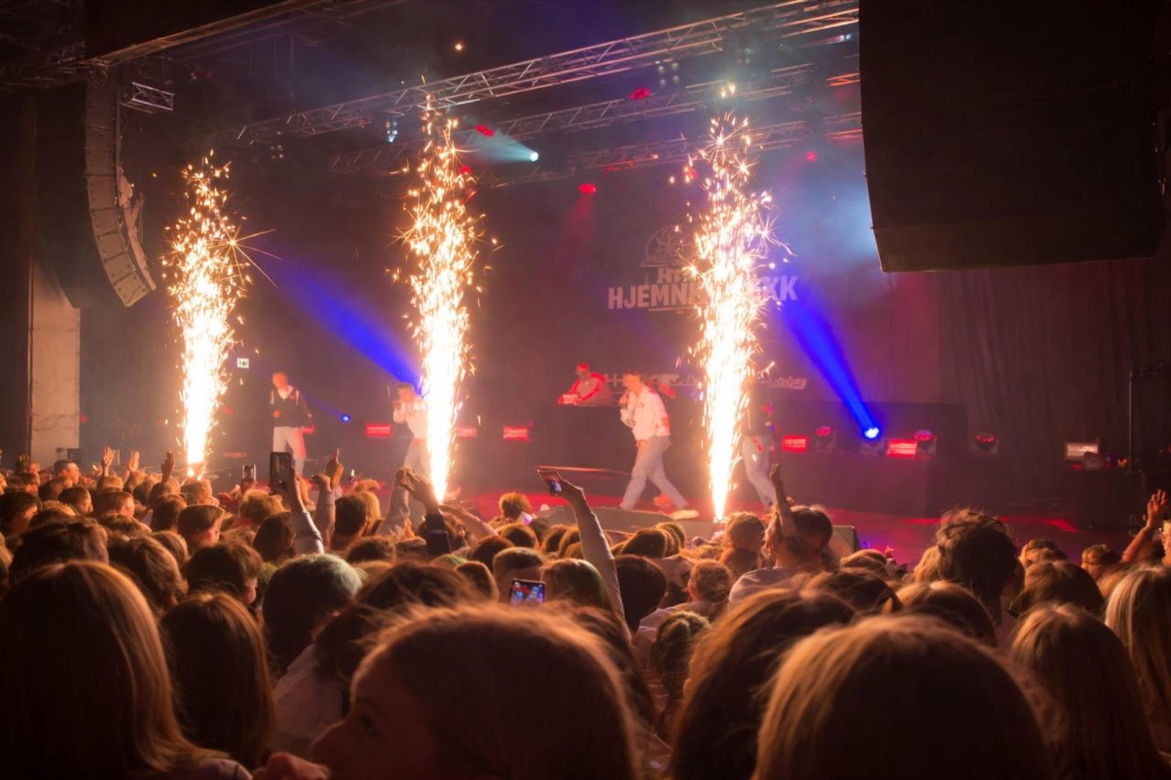 Gnistmaskiner til russekonsert