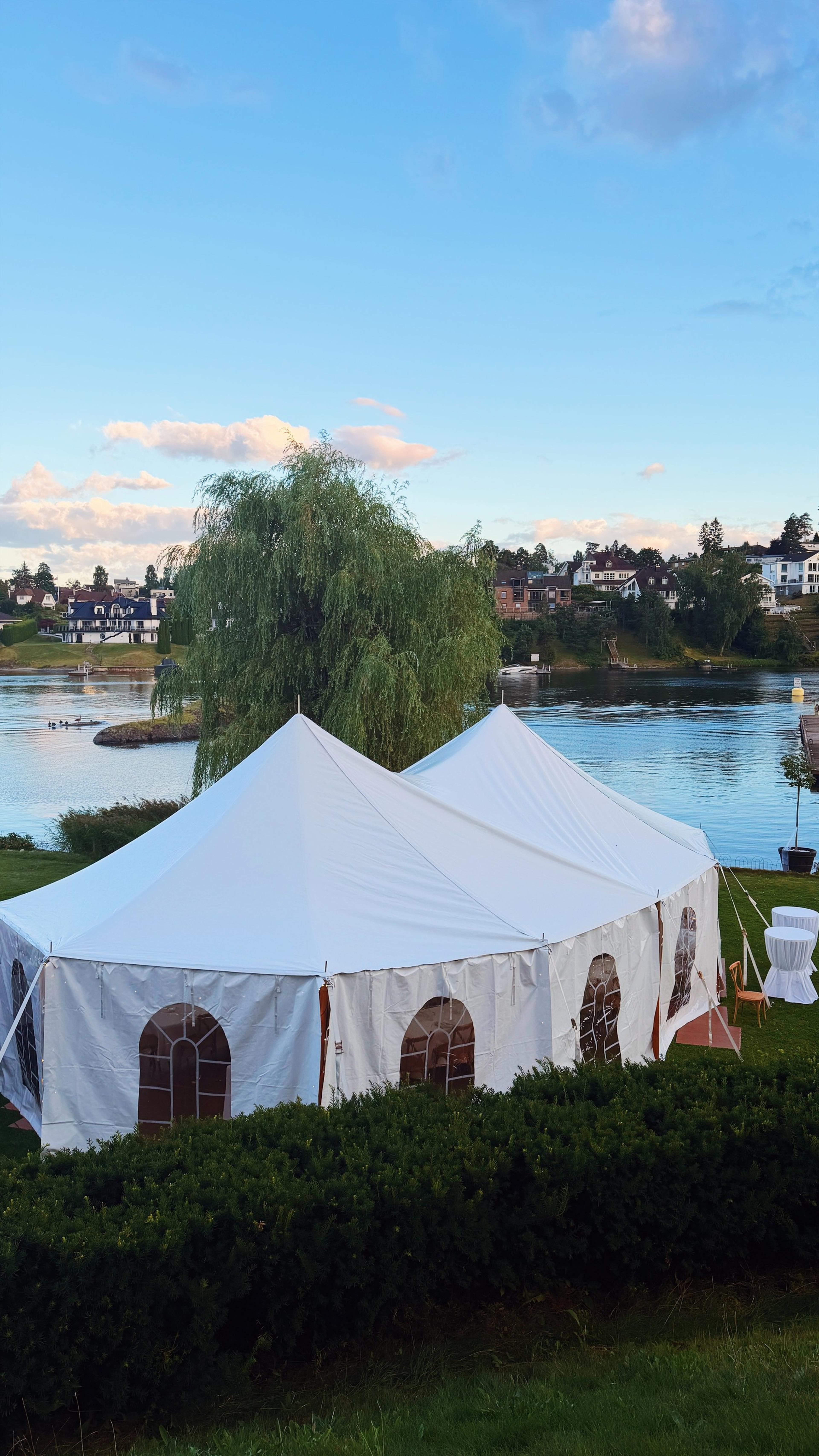 Seildukstelt 8×14 m med hvite vegger med buede vinduer