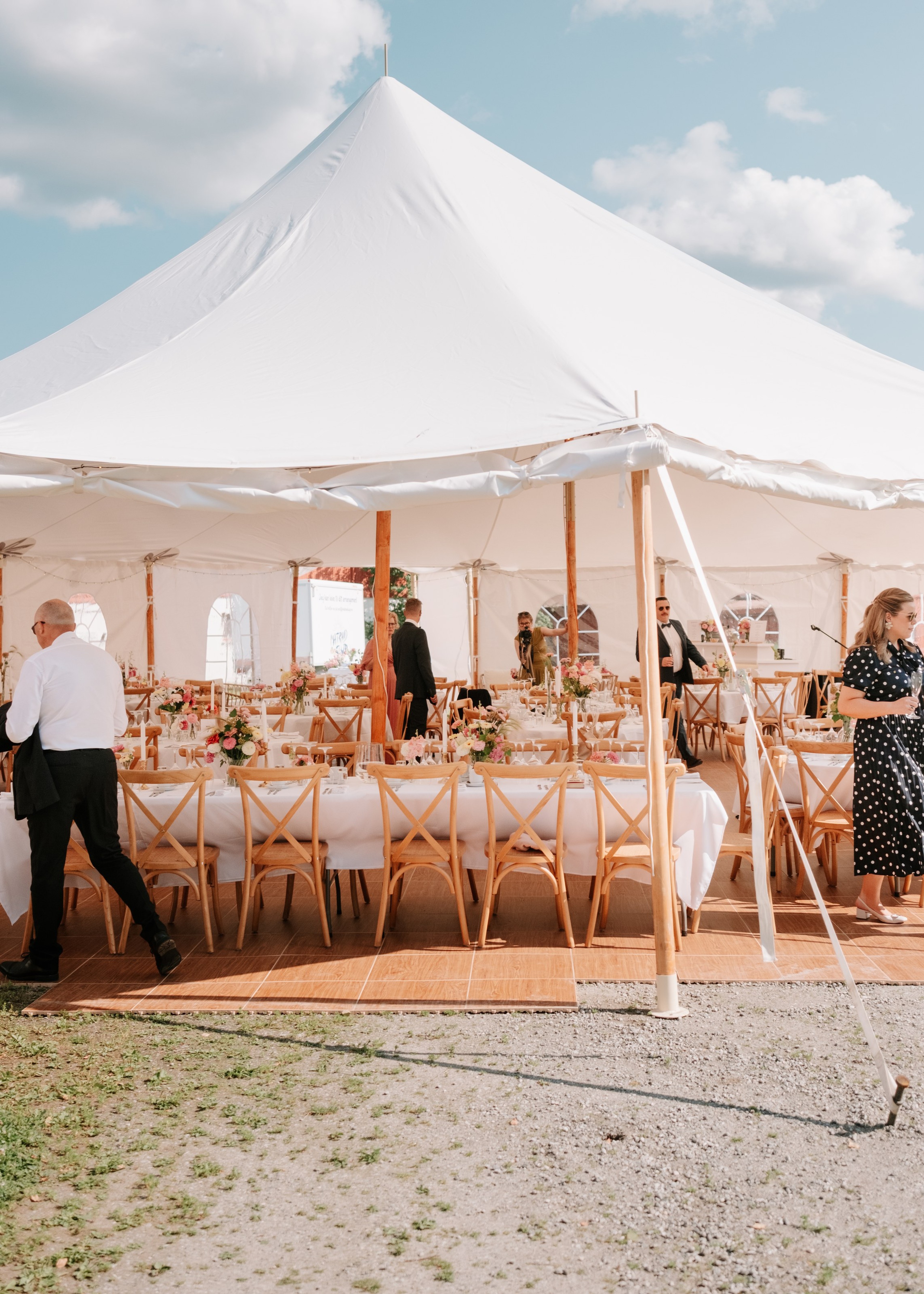 Seildukstelt 12×18 m med tregulv og dekkede bord