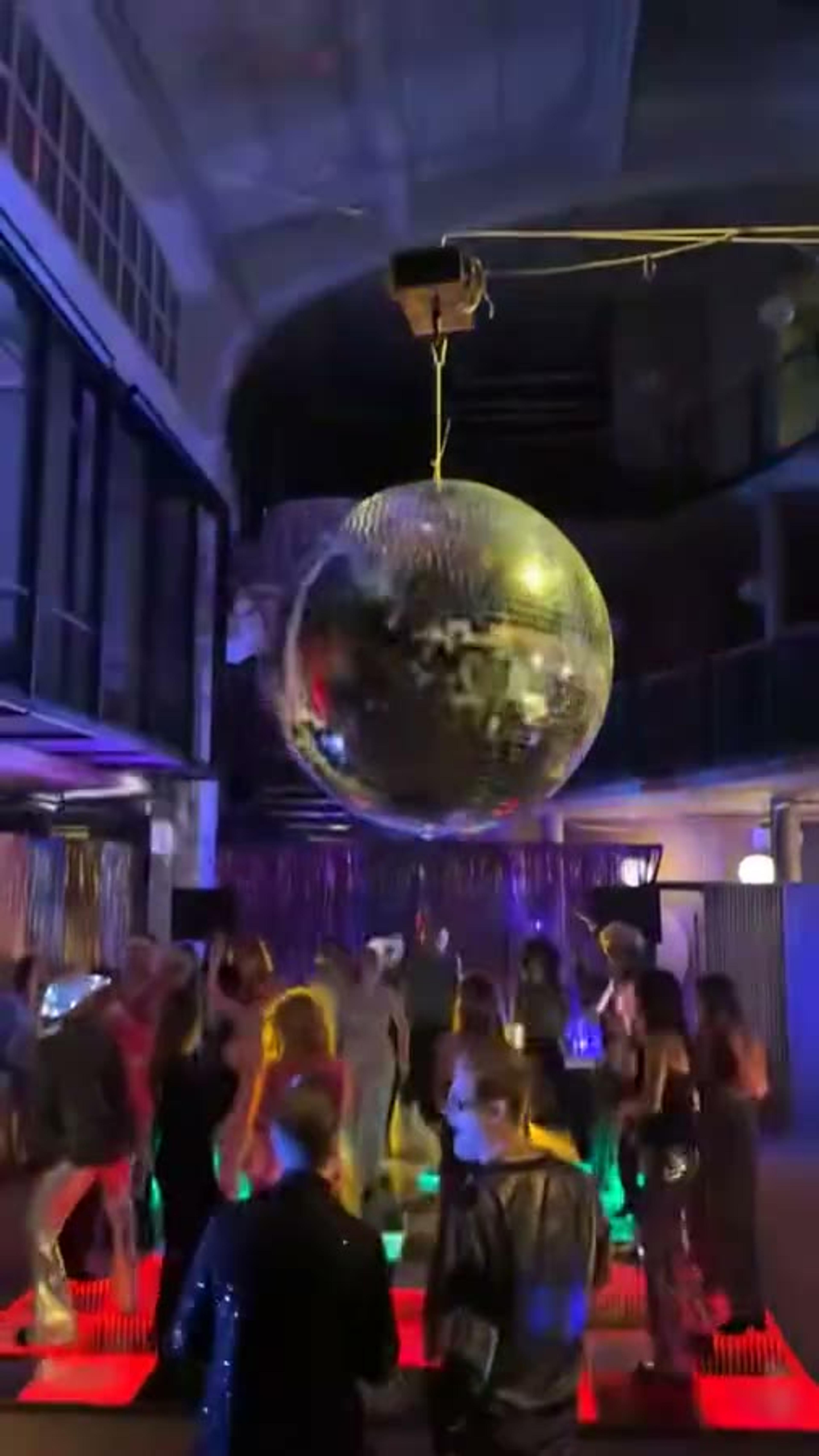 Lysende dansegulv på fest, klipp 1
