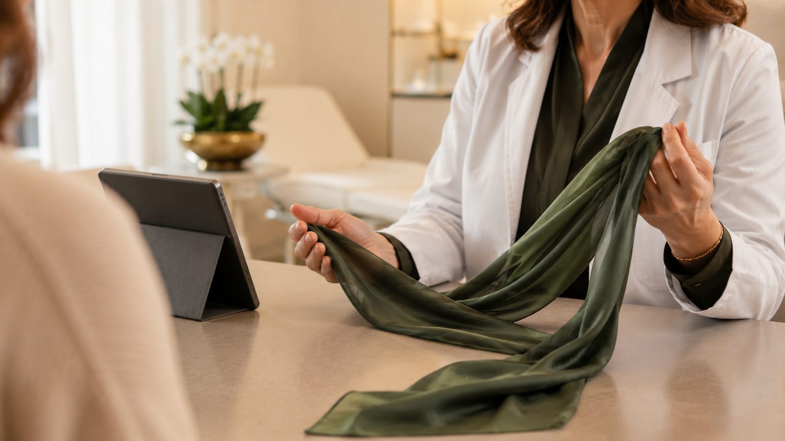 Ärztin im Beratungsgespräch zur lokalen Östrogentherapie im Menopause Zentrum. Gezielte lokale Östrogenanwendung lindert vaginale Trockenheit, Schleimhautatrophie und Beschwerden beim Geschlechtsverkehr ohne systemische Hormonwirkung.