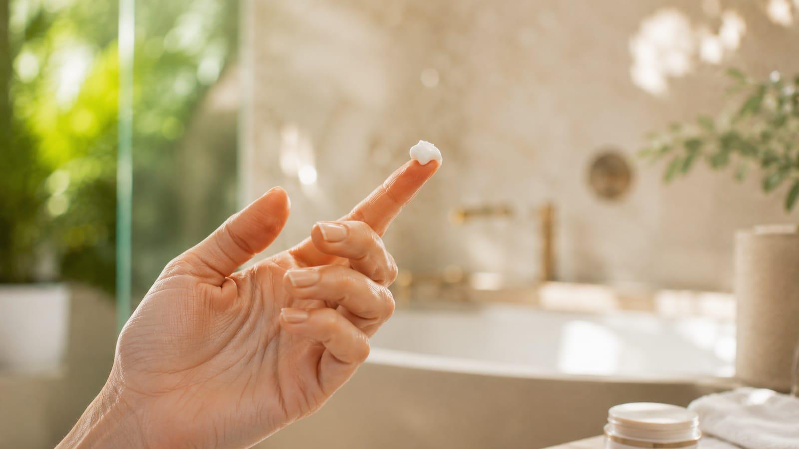 Richtige Anwendung von Estriol-Creme bei Hormonmangel in den Wechseljahren.