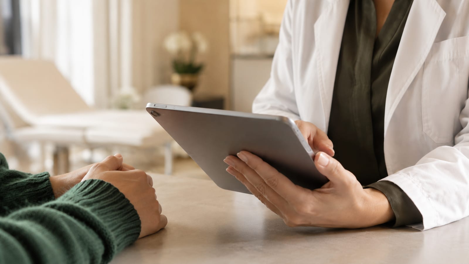 Ärztin bespricht Hormondiagnostik mit einer Patientin anhand digitaler Befunde – der Hormon-Check-up im Menopause Zentrum bildet die Grundlage jeder individualisierten Therapieentscheidung.