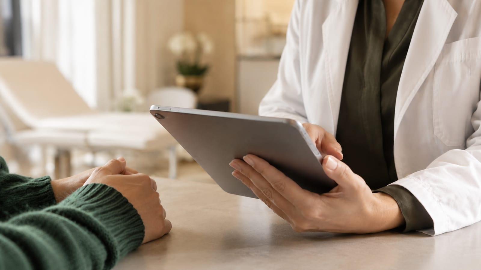 Ärztin bespricht Hormondiagnostik mit einer Patientin anhand digitaler Befunde – der Hormon-Check-up im Menopause Zentrum bildet die Grundlage jeder individualisierten Therapieentscheidung.