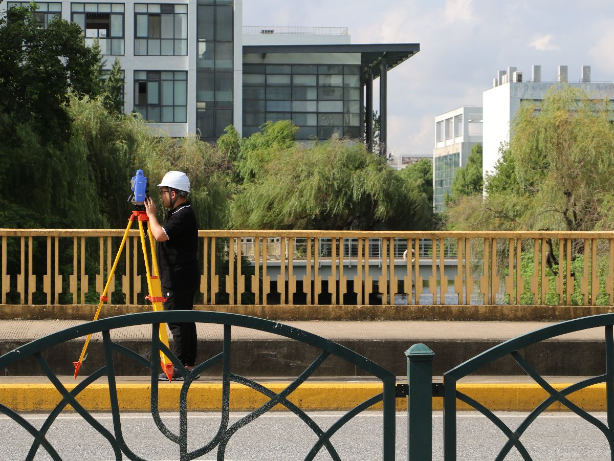 Coping with road measurements in complex situations