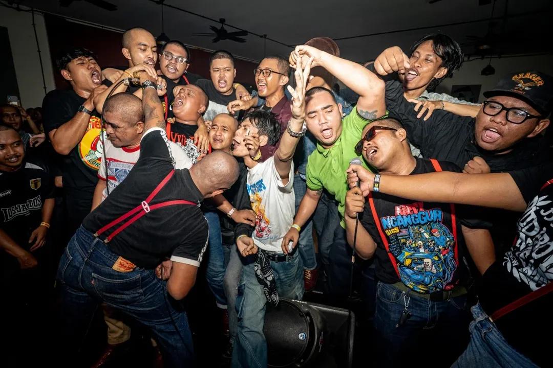 The Glad dan Lagu-Lagu yang Tidak Berpindah Arah