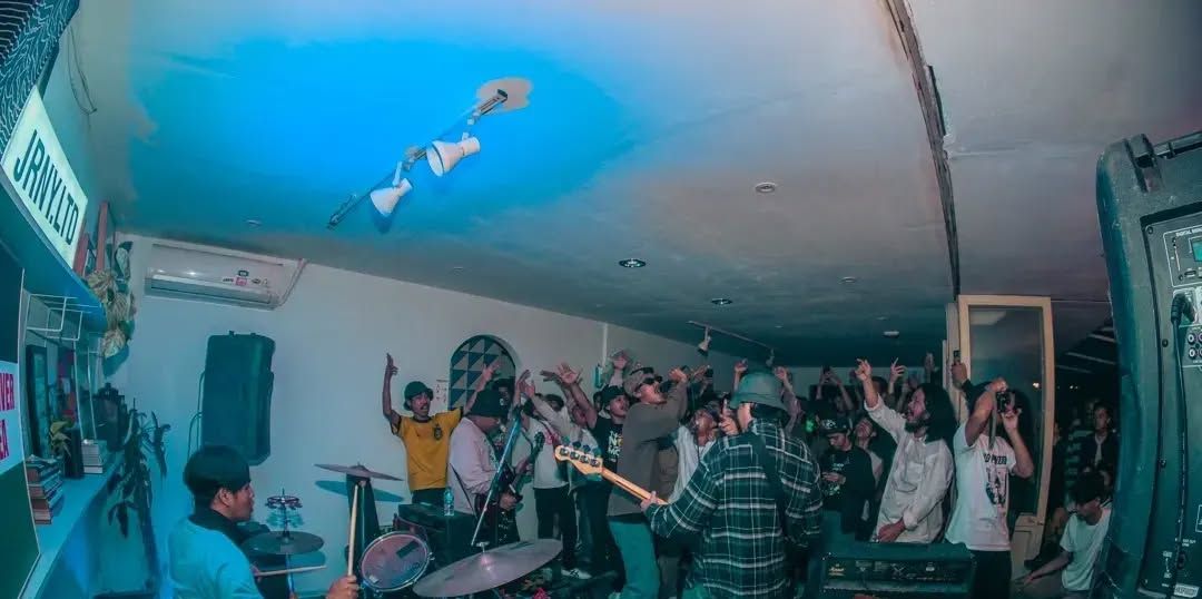 Di Antara Peron dan Rerumputan yang Jauh dari Manchester