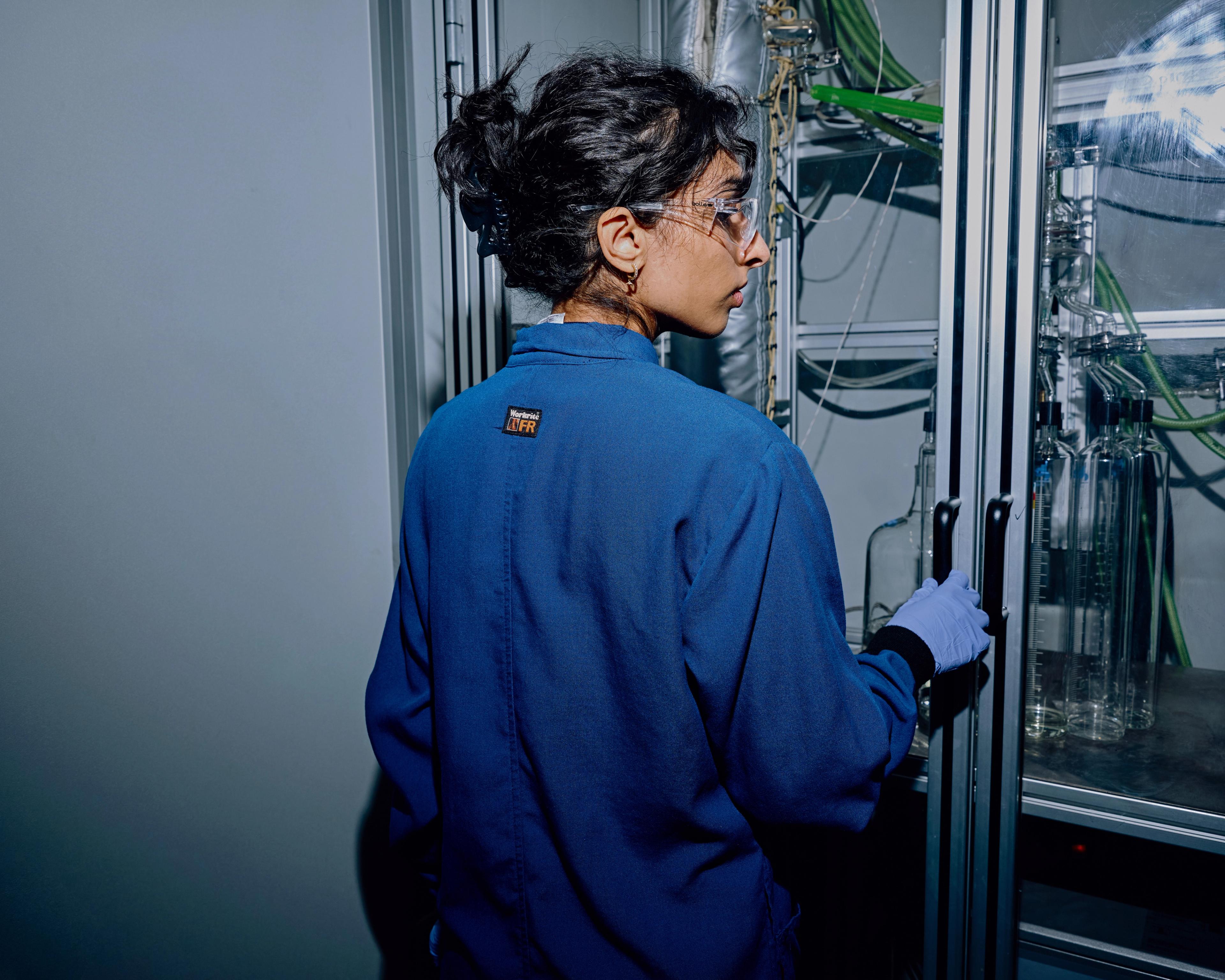 A person wearing a black baseball cap with "AIRCO" embroidered on it.