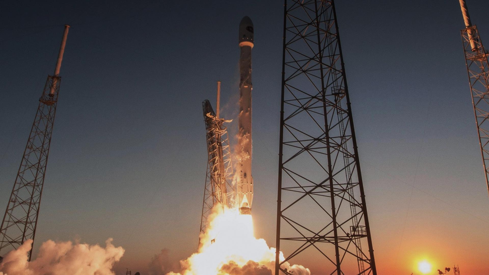 Space X Falcon 9 rocket ship taking off