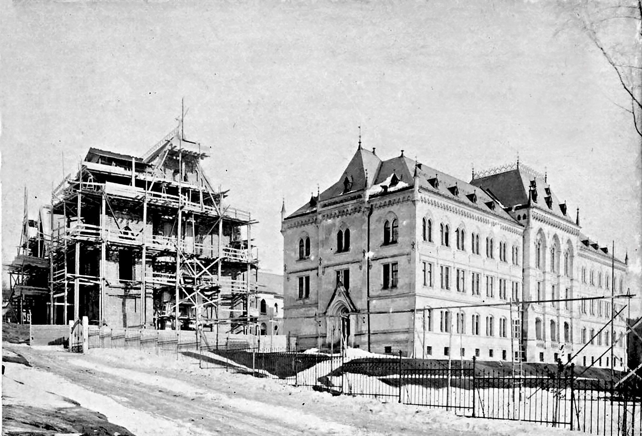 Stavba kostela s lešením