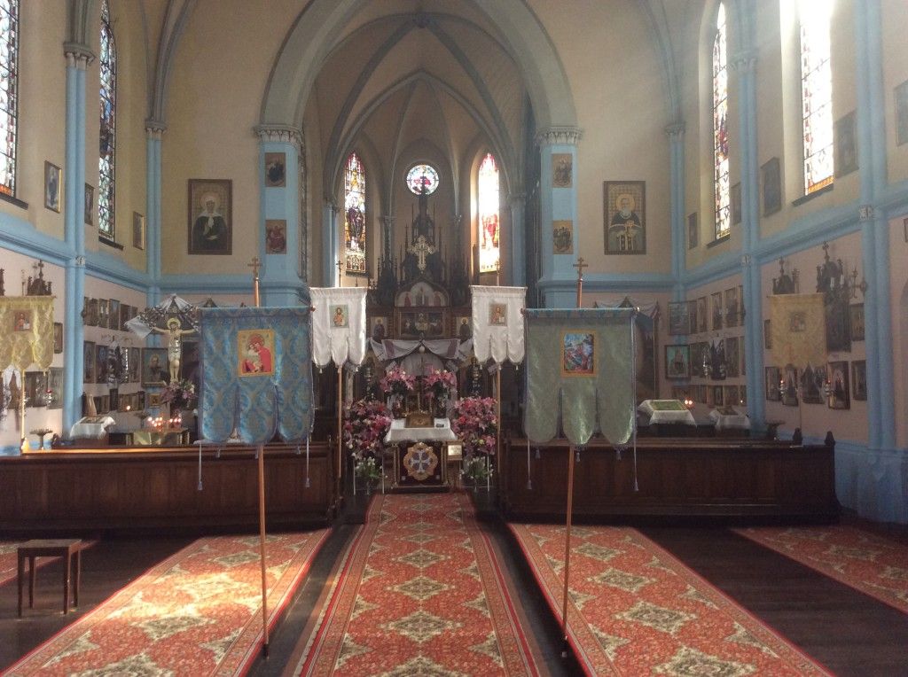 Hlavní oltář a ikonostas