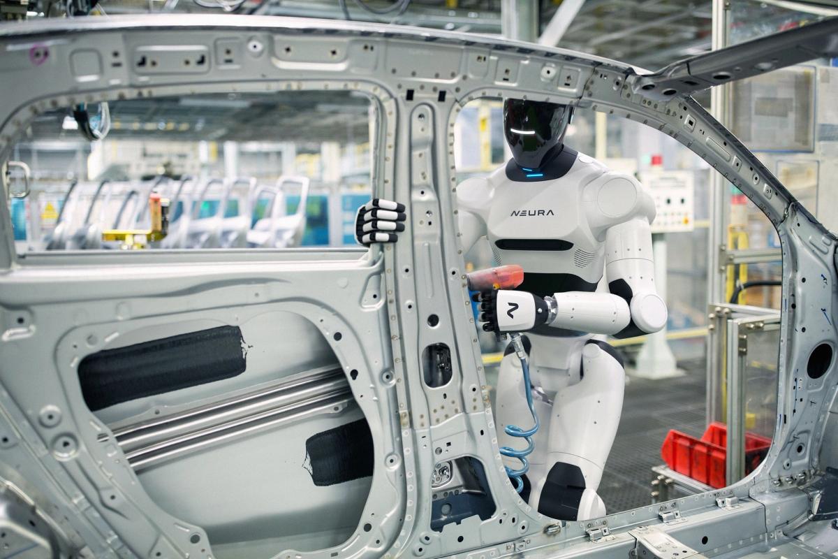 NEURA 4NE-1 humanoider Roboter im industriellen Automotive-Kontext.