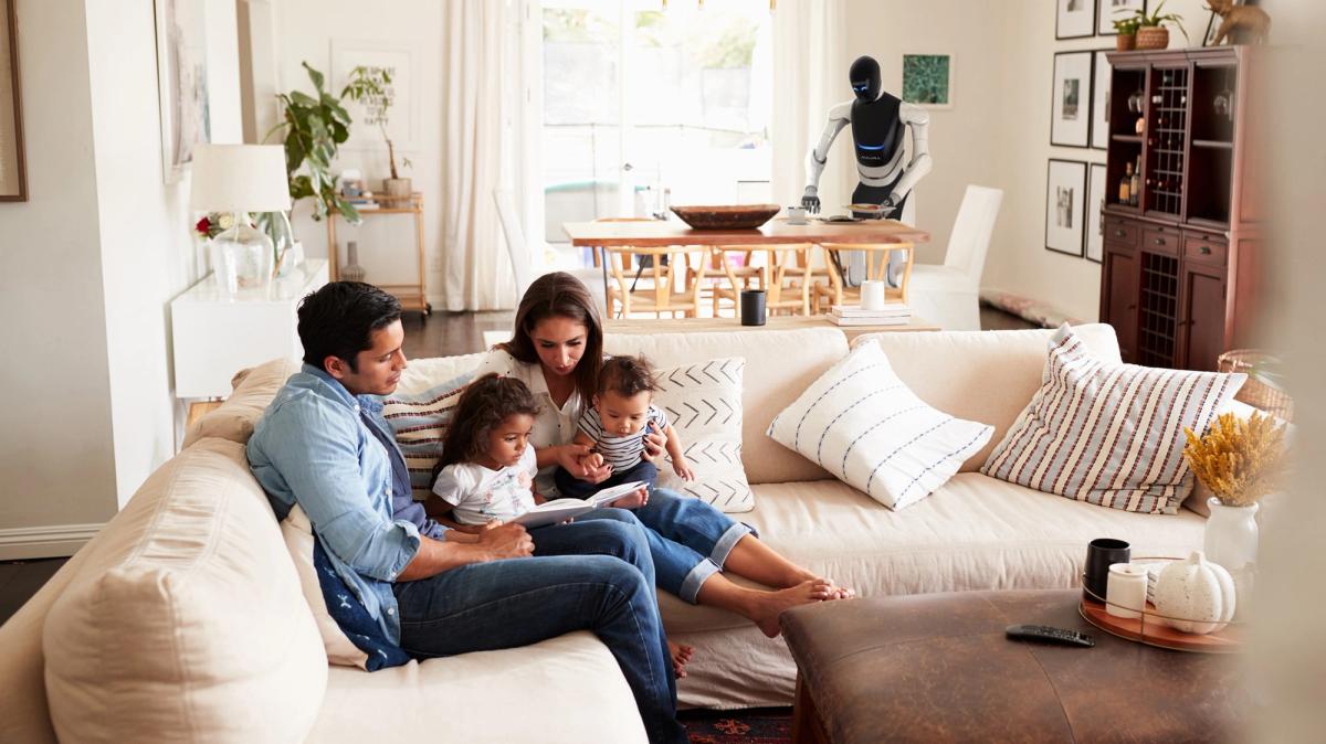 NEURA 4NE-1 humanoider Roboter in einem Wohnumfeld mit Familie auf der Couch im Vordergrund.