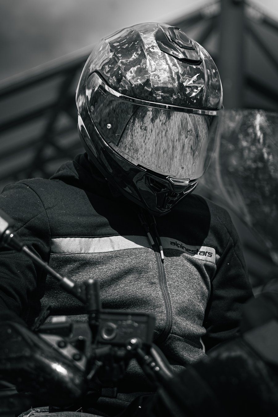 Casque de moto chromé