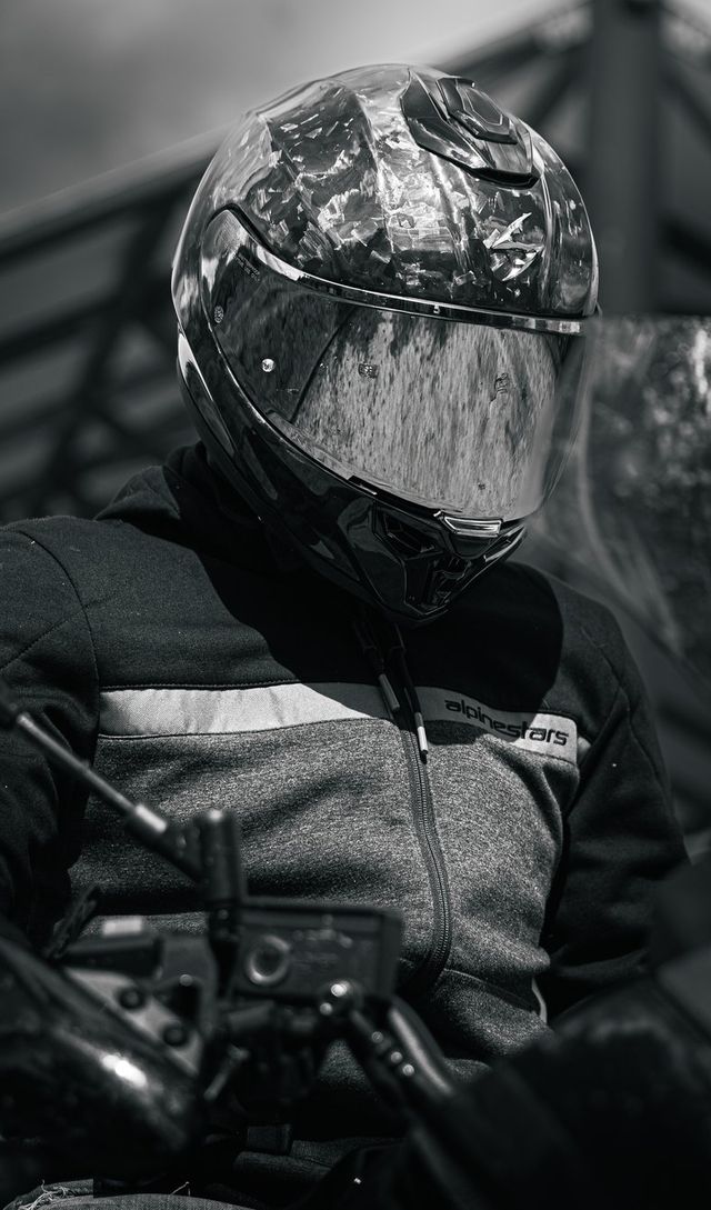 Casque de moto chromé
