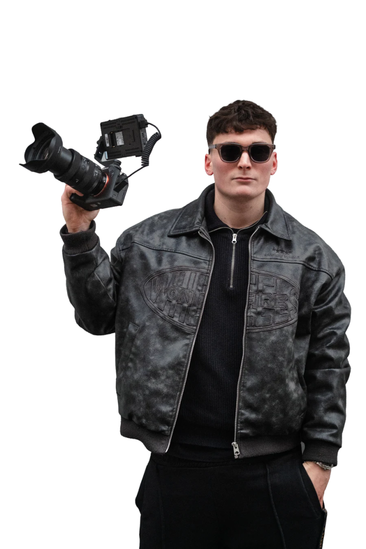 Samuel Ferauge, photographe et vidéaste, caméra à la main
