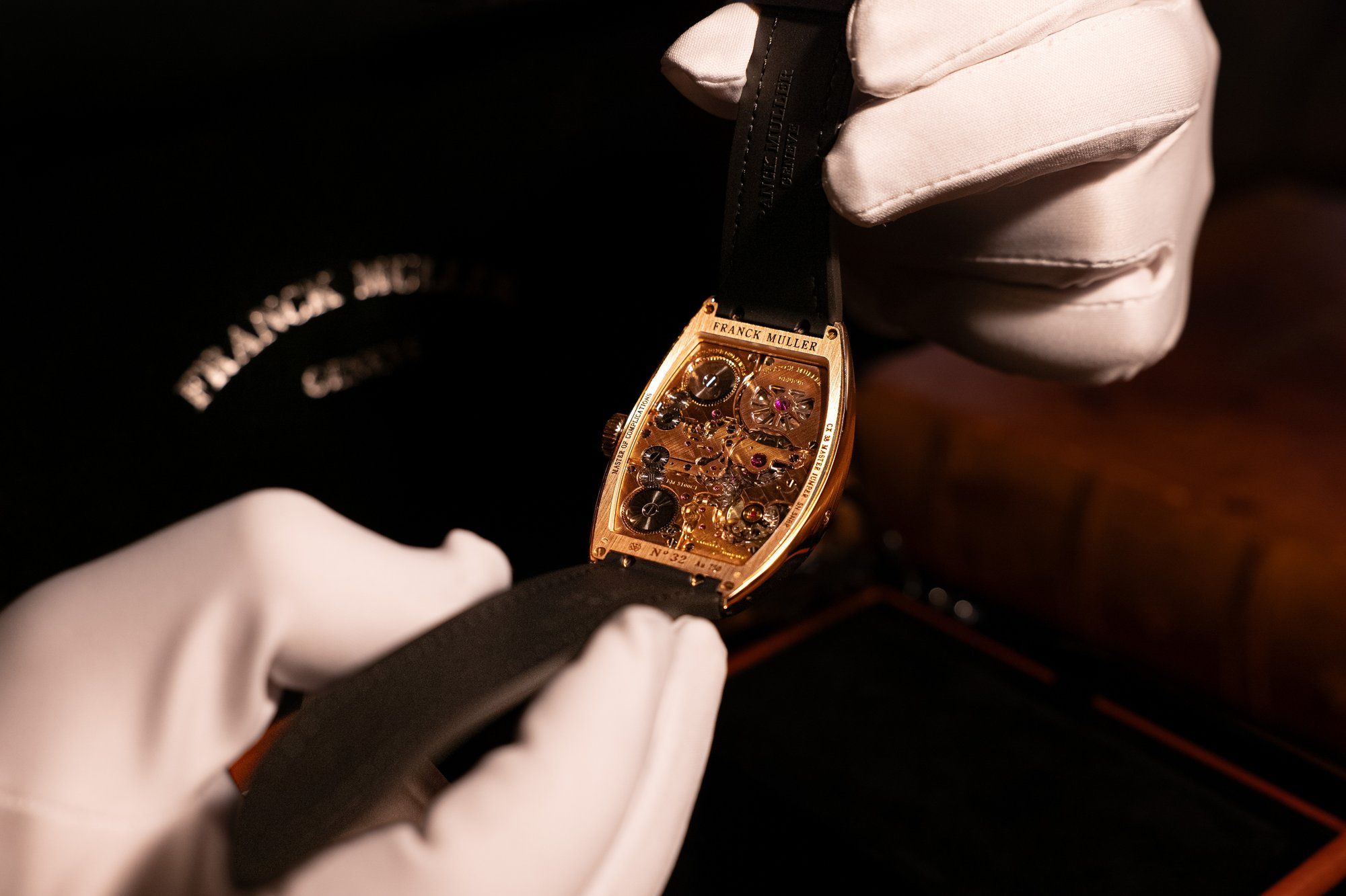 Extrait du showreel : montre de luxe tenue par des gants blancs