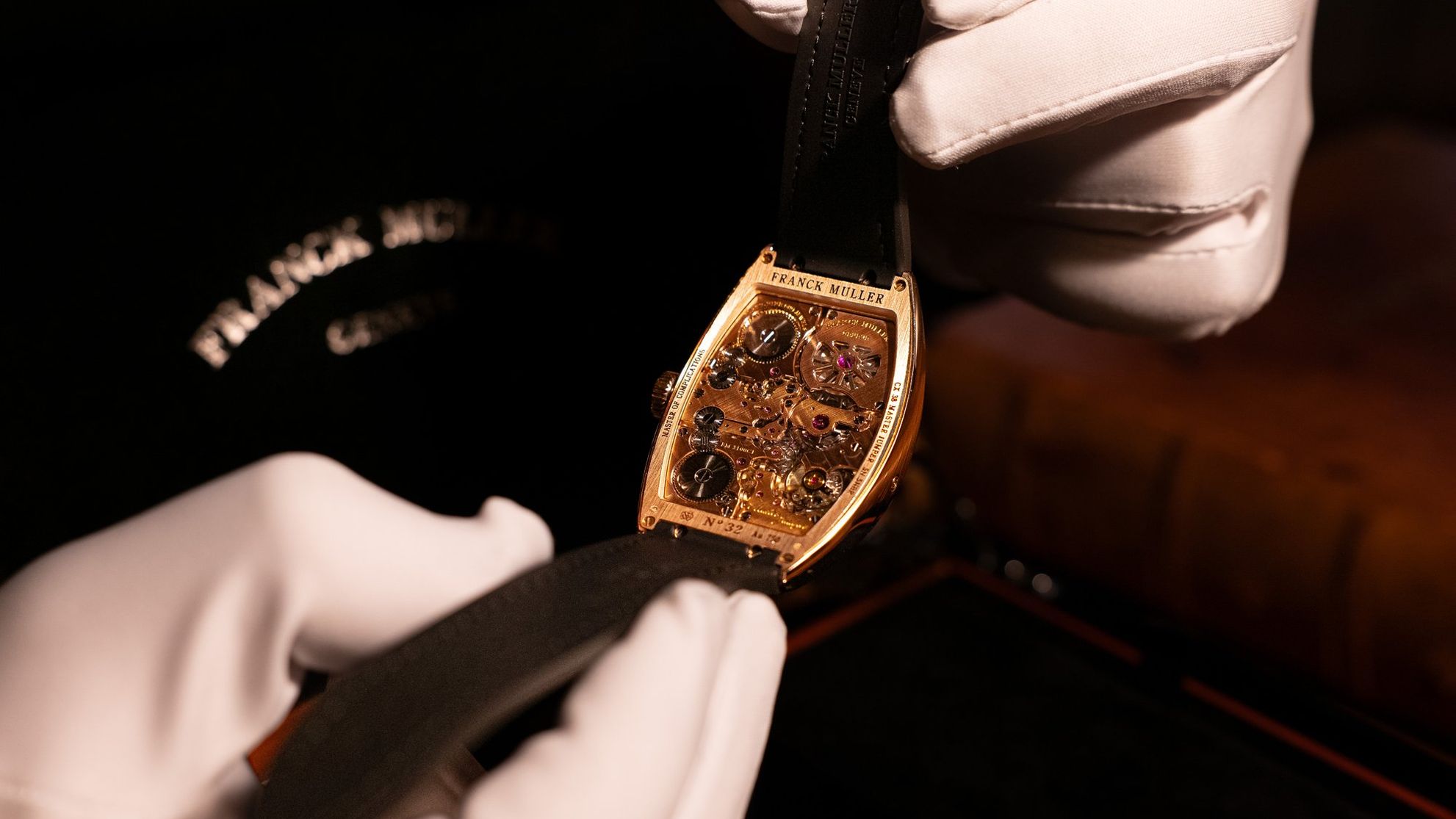 Extrait du showreel : montre de luxe tenue par des gants blancs