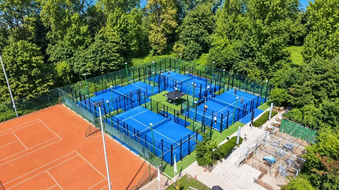 Luchtfoto van het padelpark van I-Padel in Hoogvliet