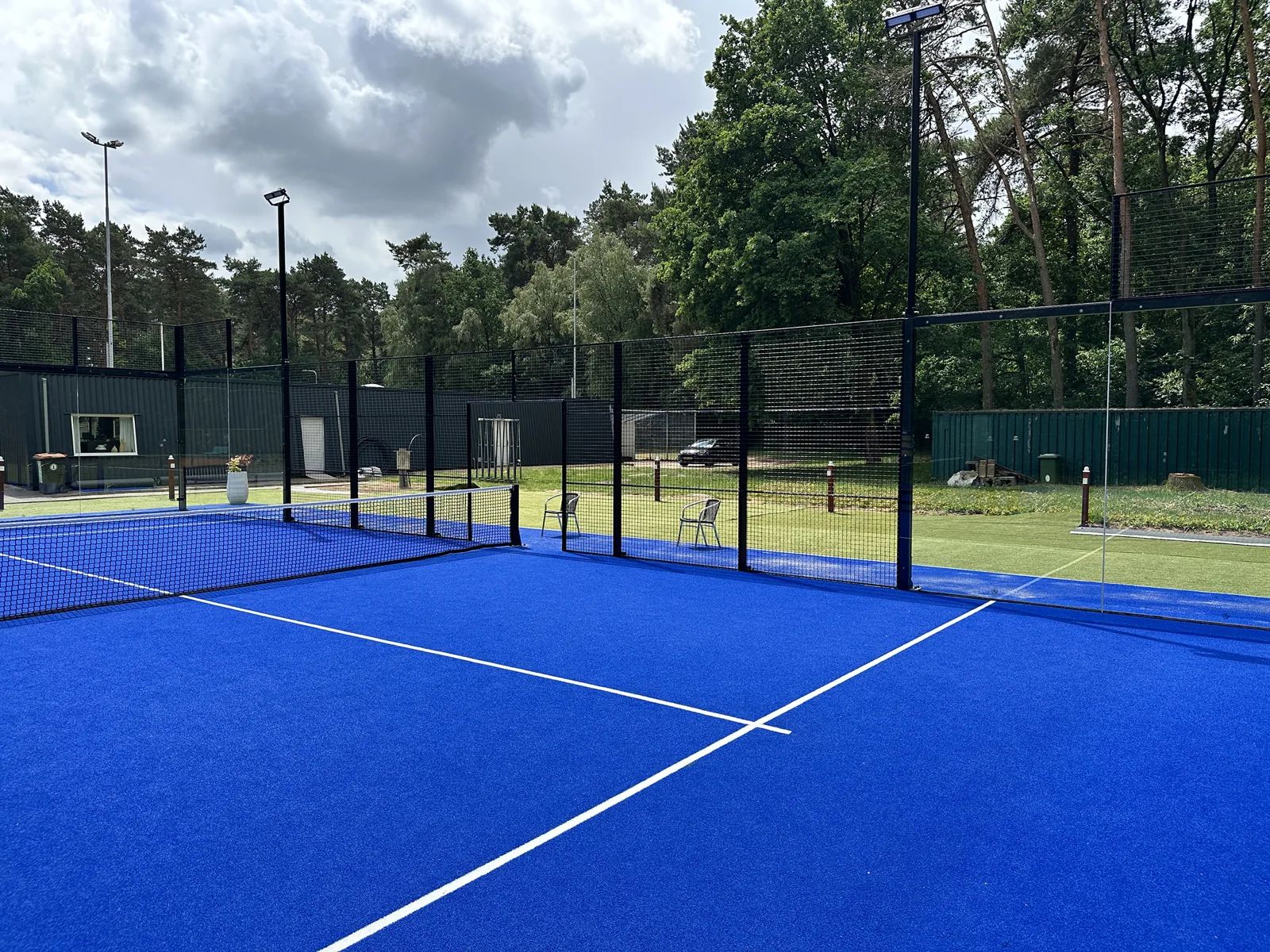 Outdoor panoramabanen van I-Padel tussen de bomen in Herkenbosch