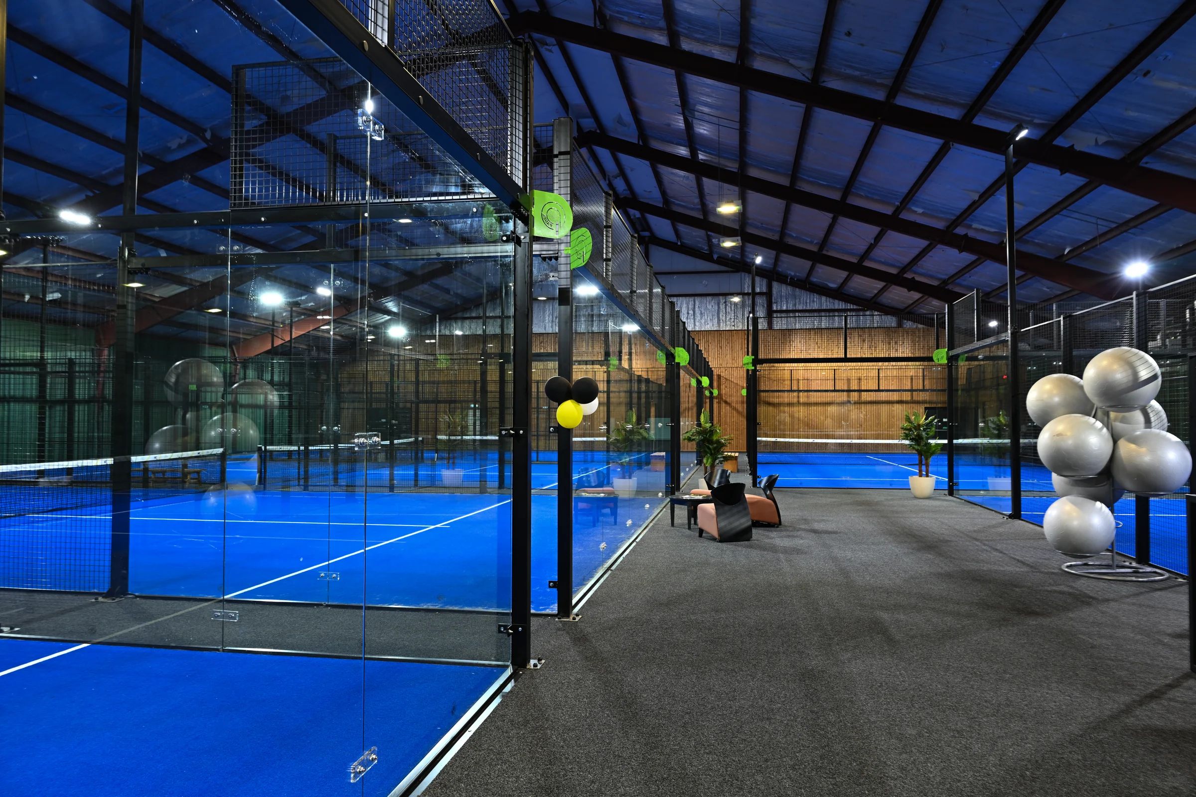 Indoor padelbanen van I-Padel in de sporthal van Kei Fit in Haaksbergen