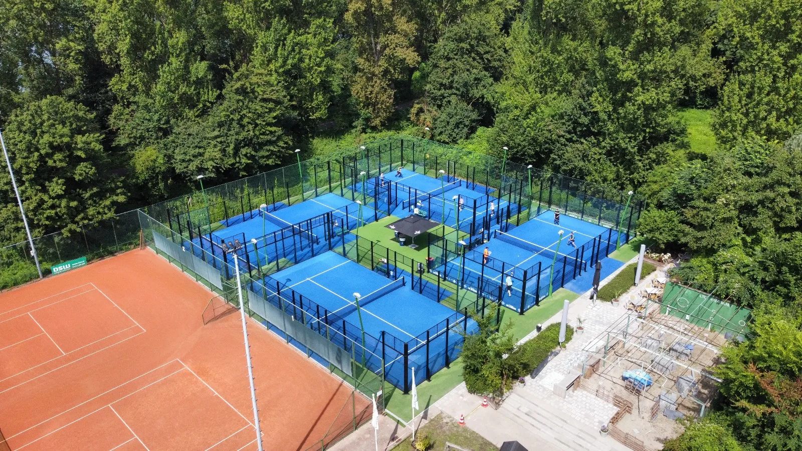 Hoe controleer je de staat van een bestaande padelkooi?