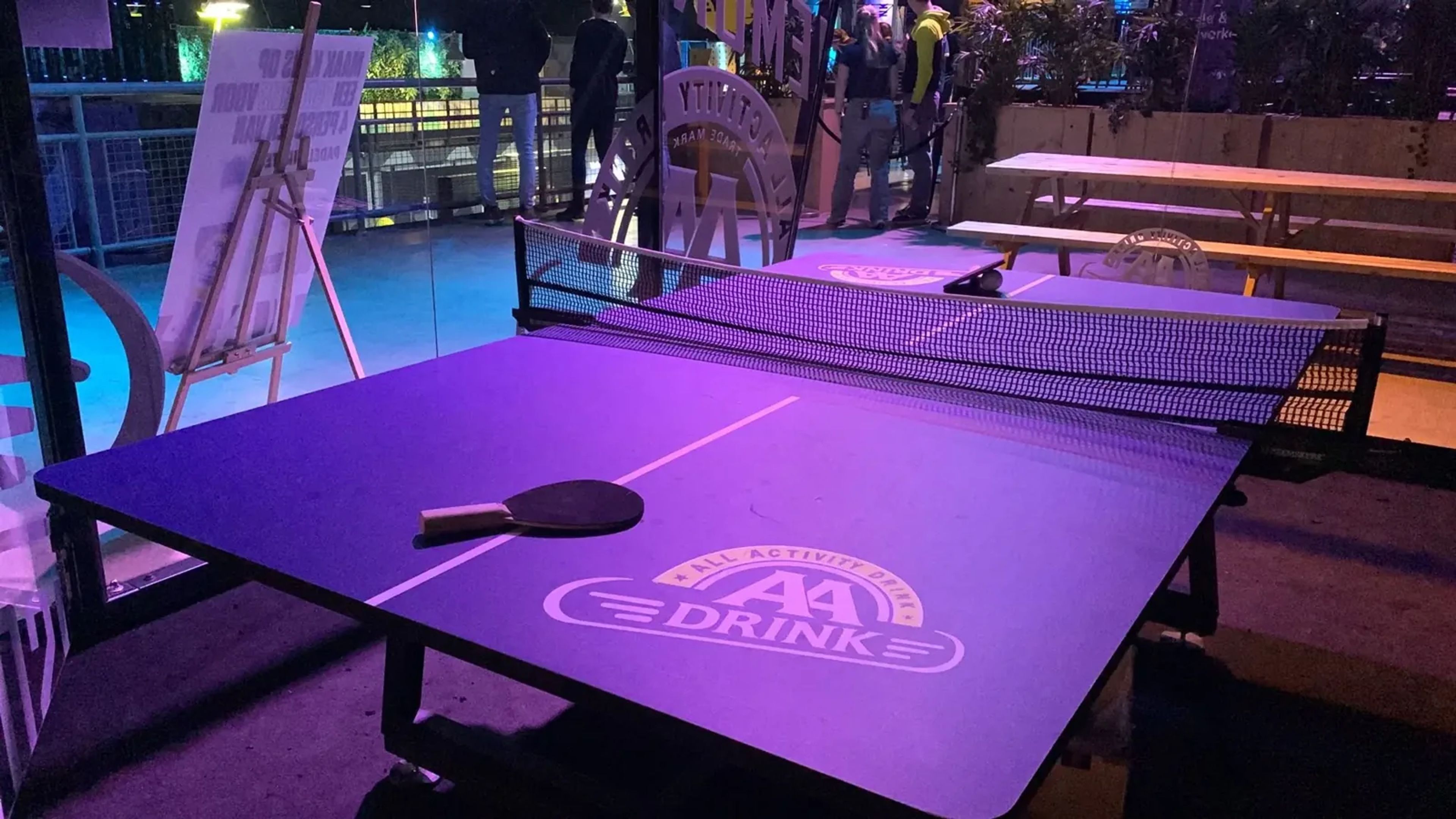 Padel Ping Pong-tafel van I-Padel in een glazen kooi op een evenement in Heemskerk