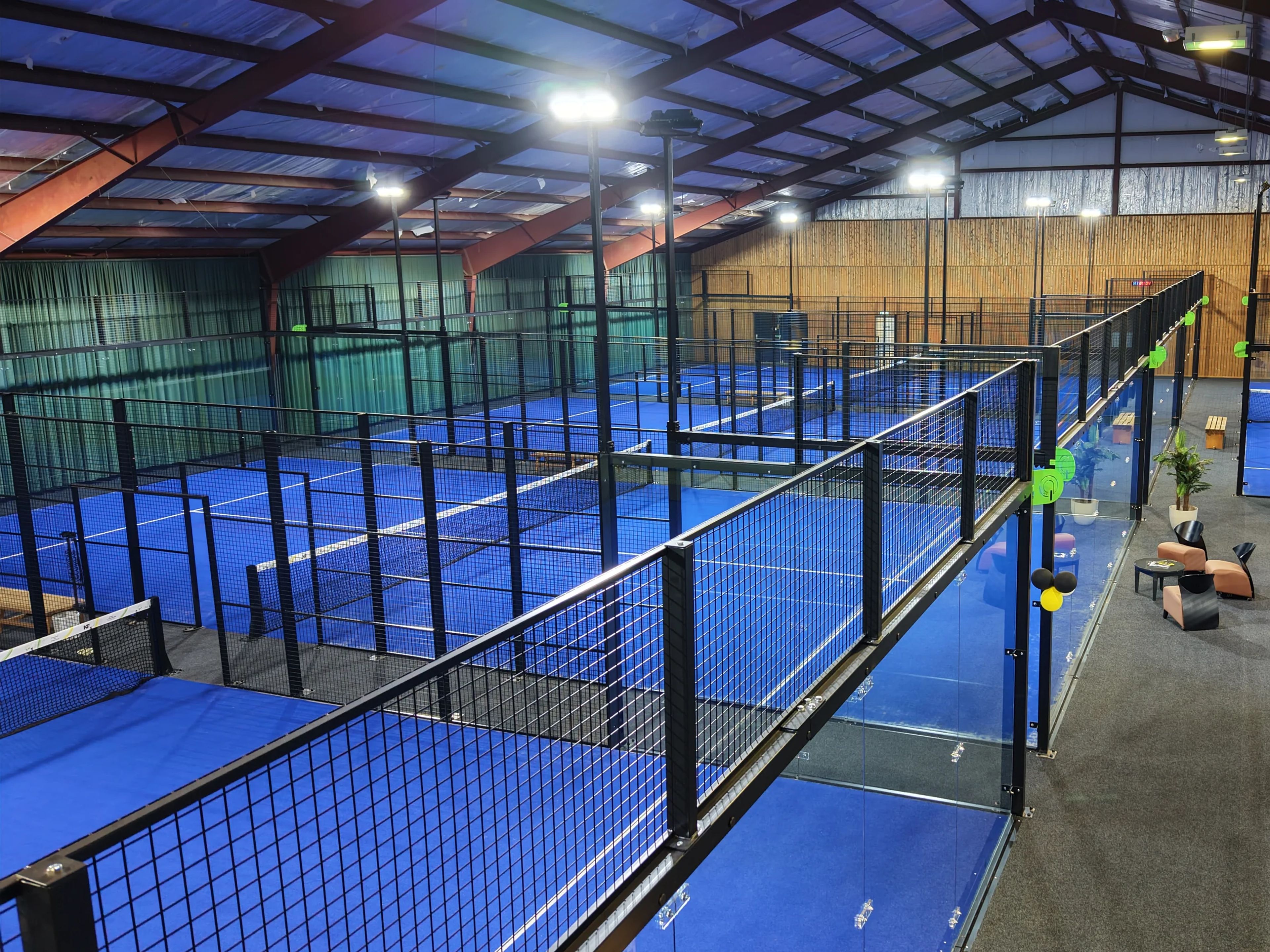 Indoor padelbanen van I-Padel in de sporthal van Kei Fit in Haaksbergen