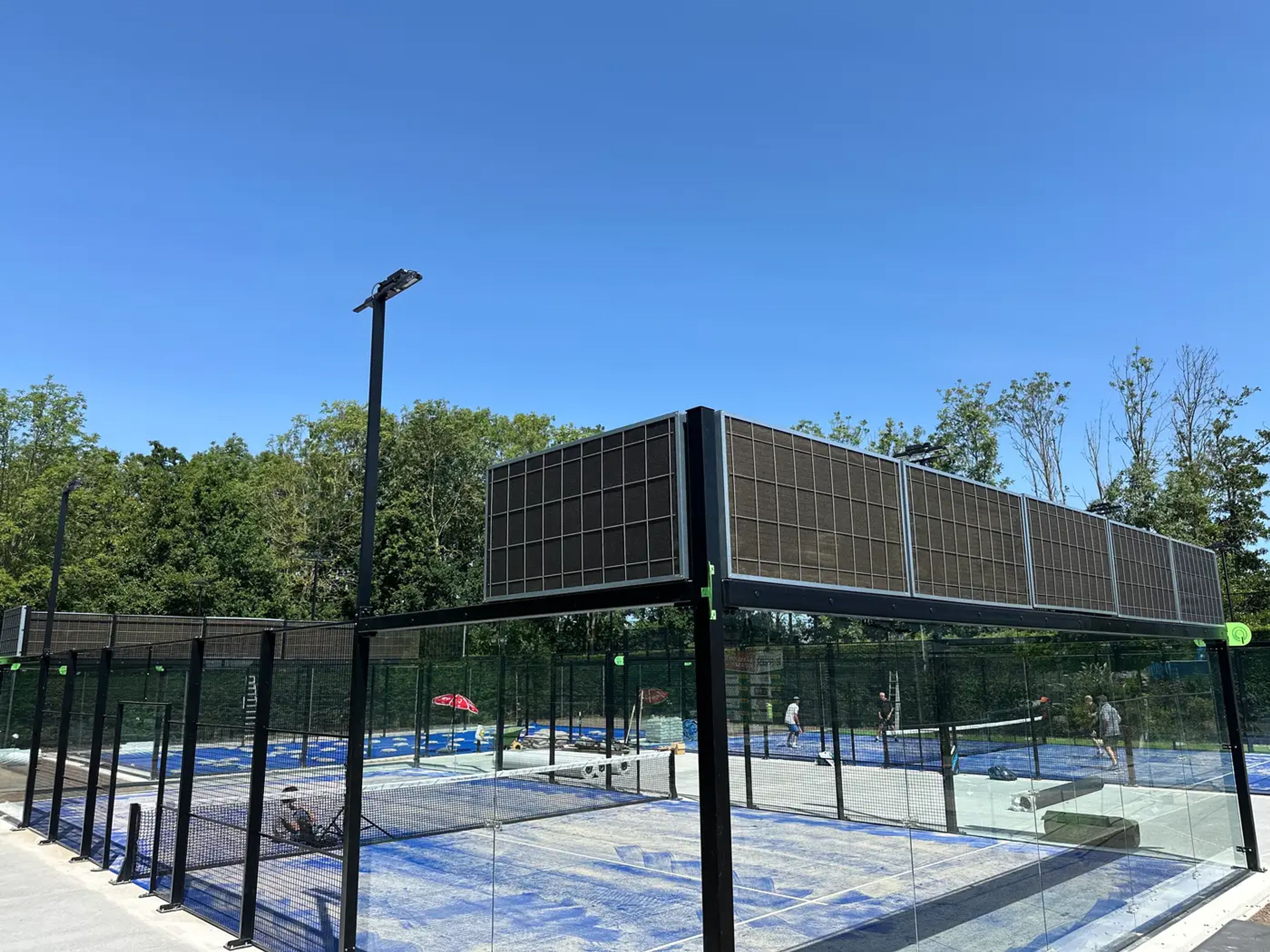 Welke geluidsmaatregelen zijn verplicht bij een outdoor padelbaan?
