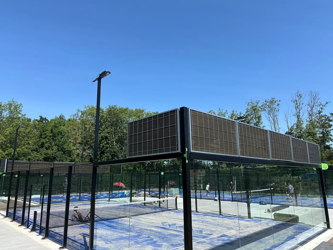 What noise control measures are mandatory for an outdoor padel court?