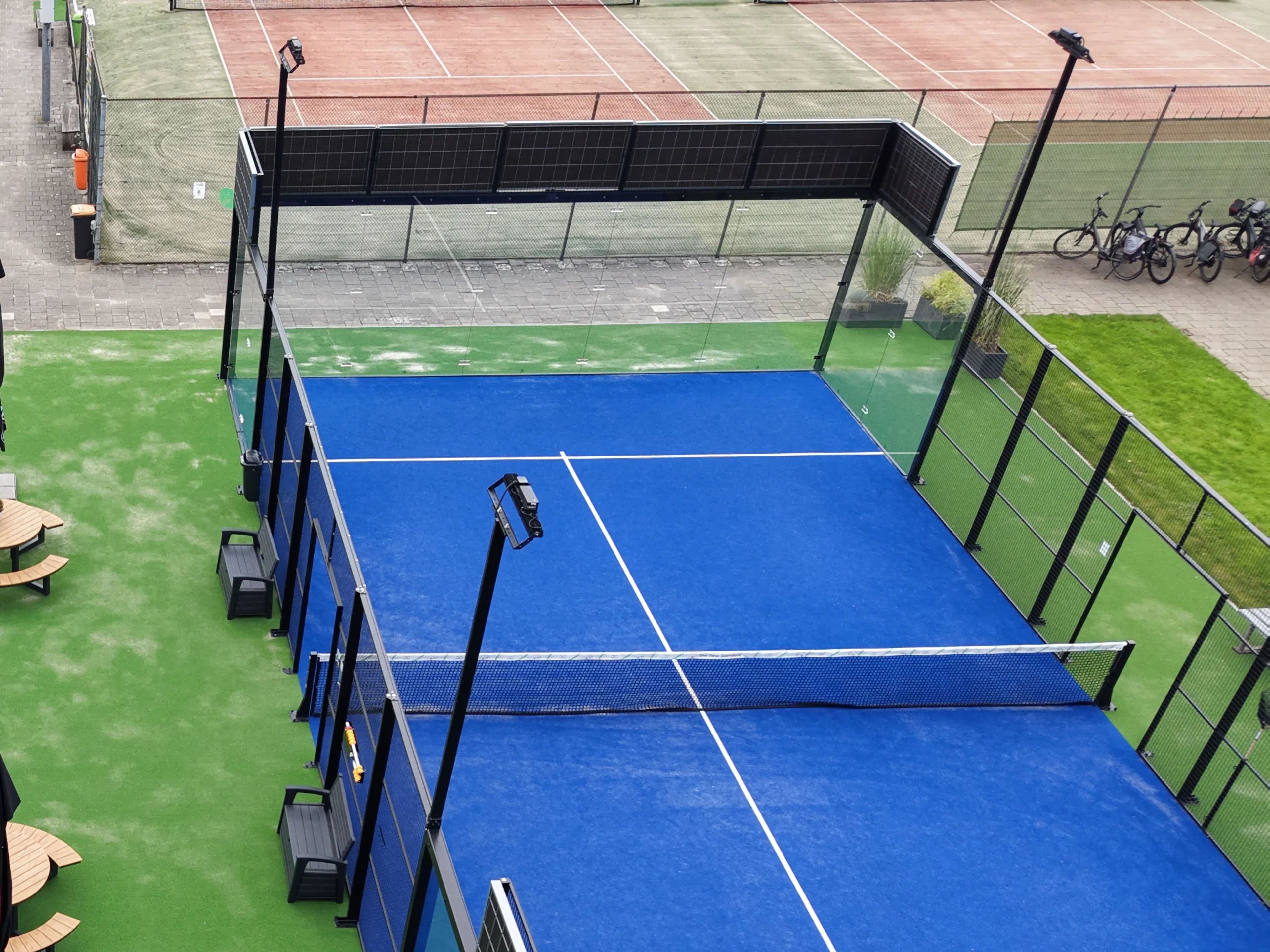 Outdoor panoramabaan van I-Padel bij LTC Hofgeest in Velserbroek, met geluidsabsorberende panelen aan de constructie