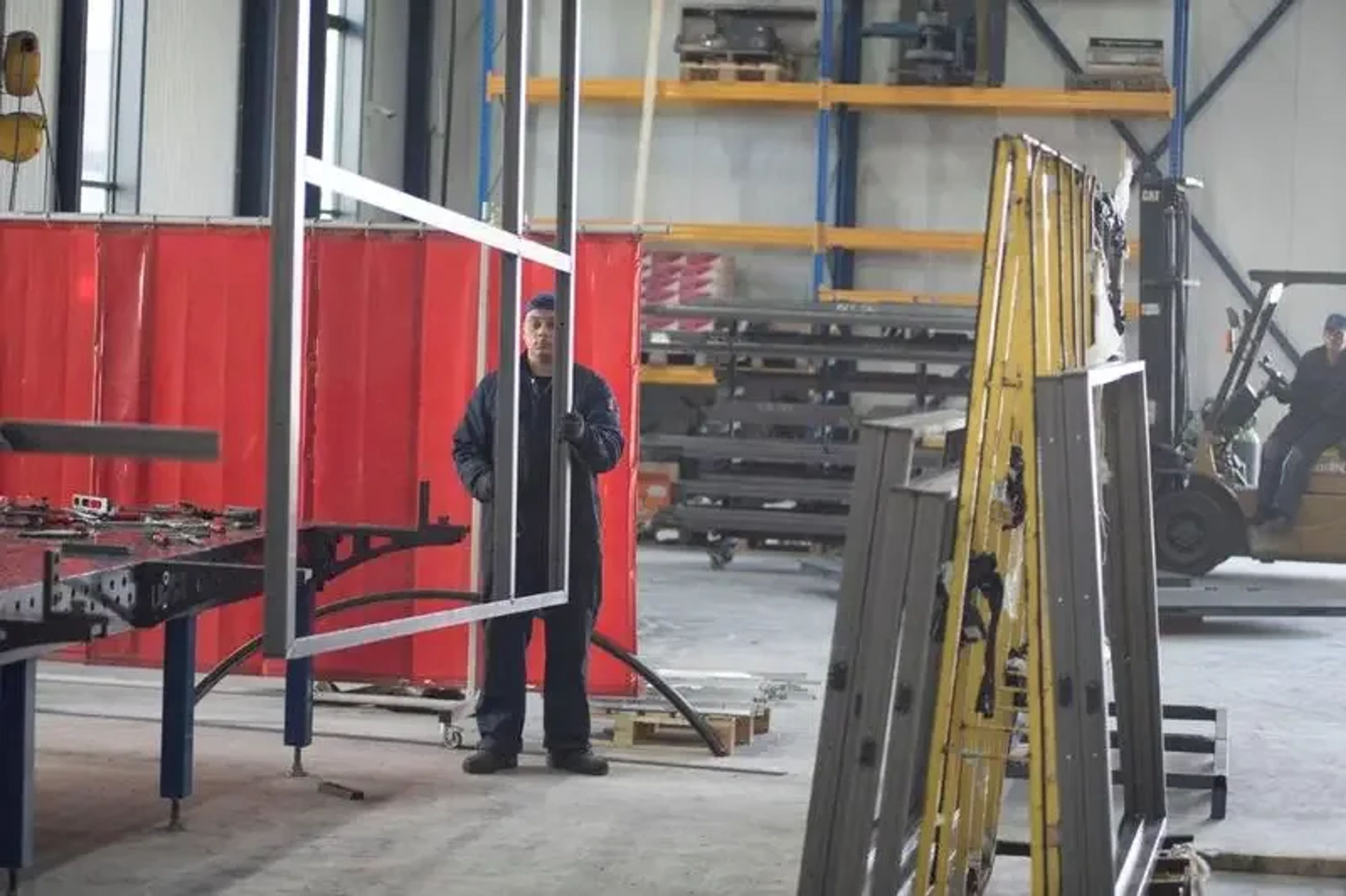 Medewerker in de fabriekshal van Jonkers Bouwmetaal in Urk, waar de staalconstructie wordt gemaakt