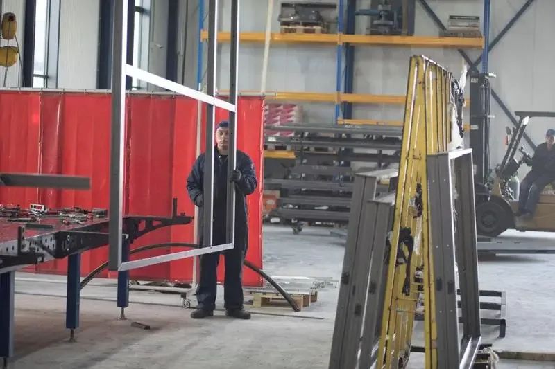 Medewerker in de fabriekshal van Jonkers Bouwmetaal in Urk, waar de staalconstructie wordt gemaakt