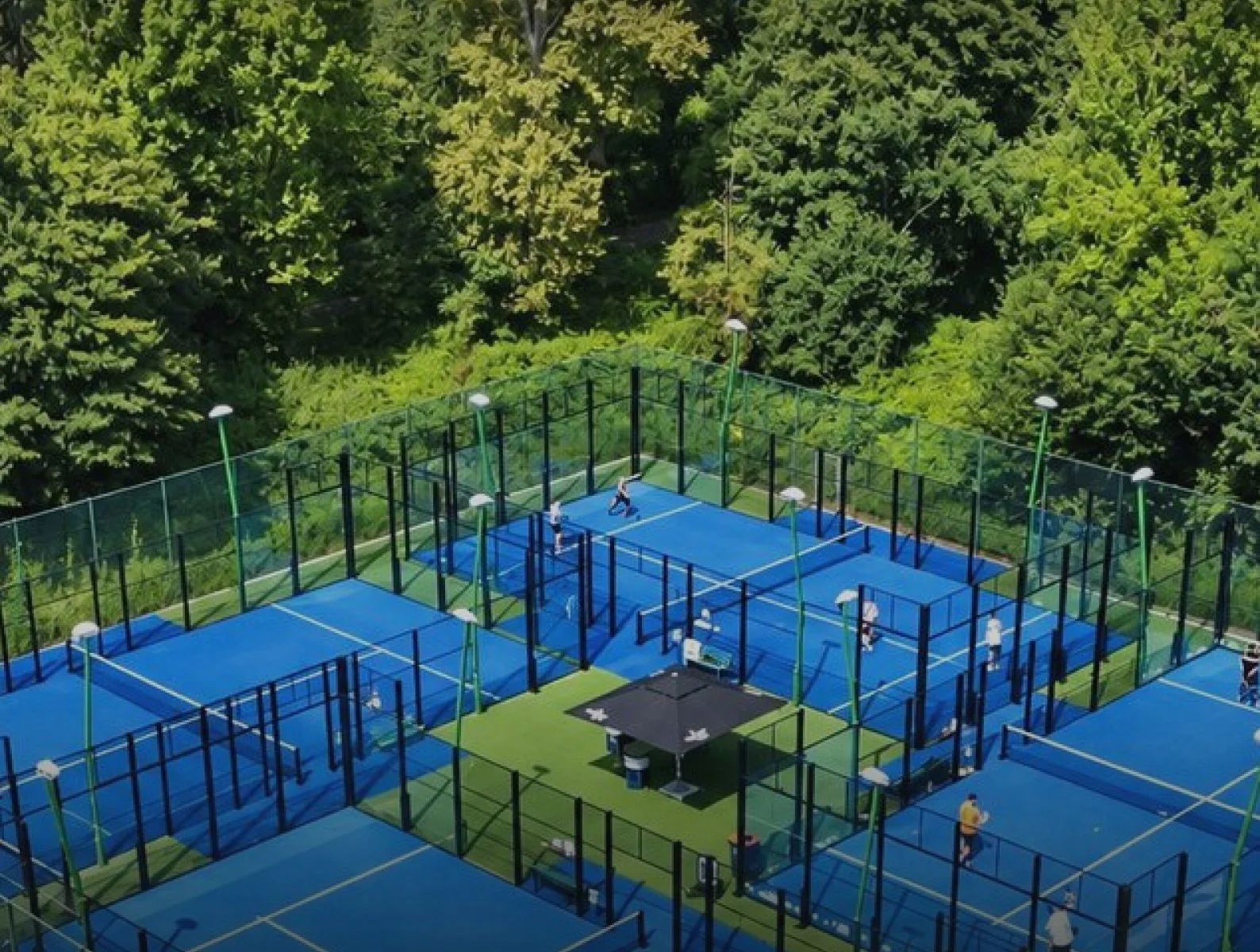 Luchtfoto van de outdoor panoramabanen van I-Padel bij LTC Hofgeest in Velserbroek