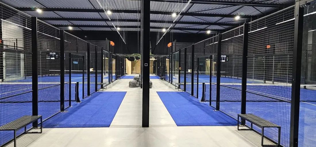 Rangée de terrains de padel intérieurs I-Padel dans un hall