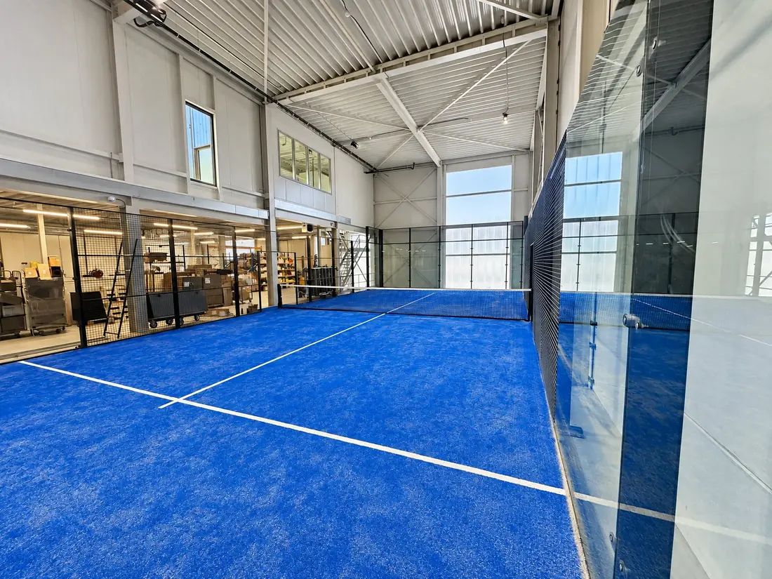 Indoor padelbanen van I-Padel in een sporthal