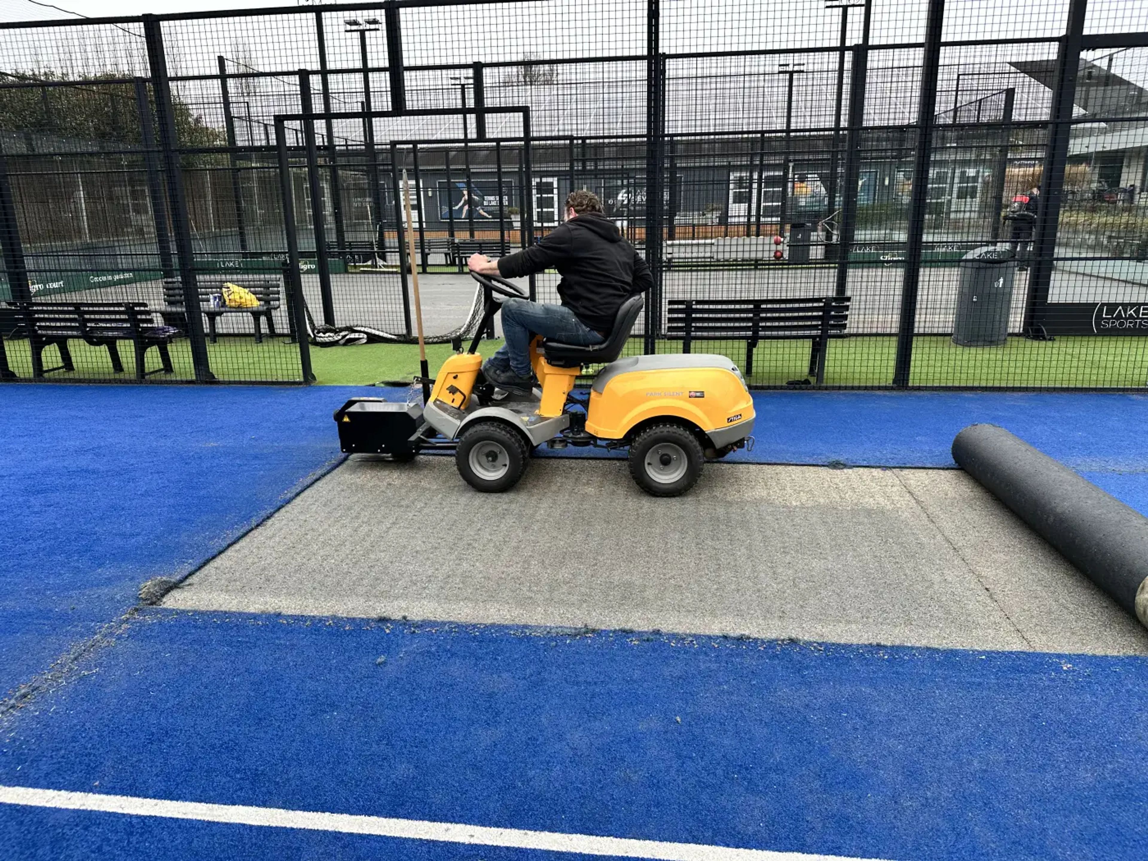 Oud kunstgras wordt verwijderd en vervangen op een padelbaan