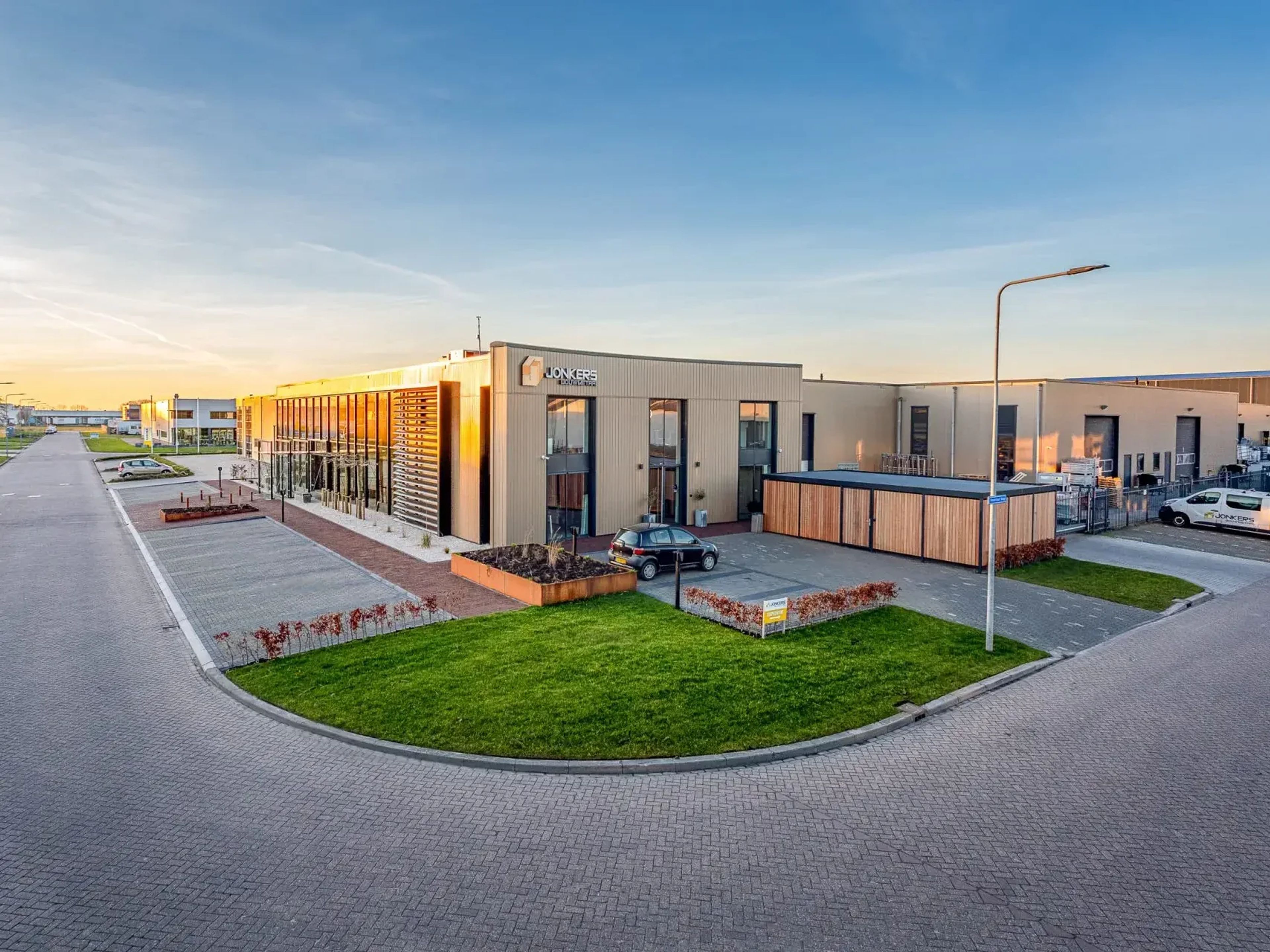 Het kantoor en de fabriek van I-Padel bij zonsondergang