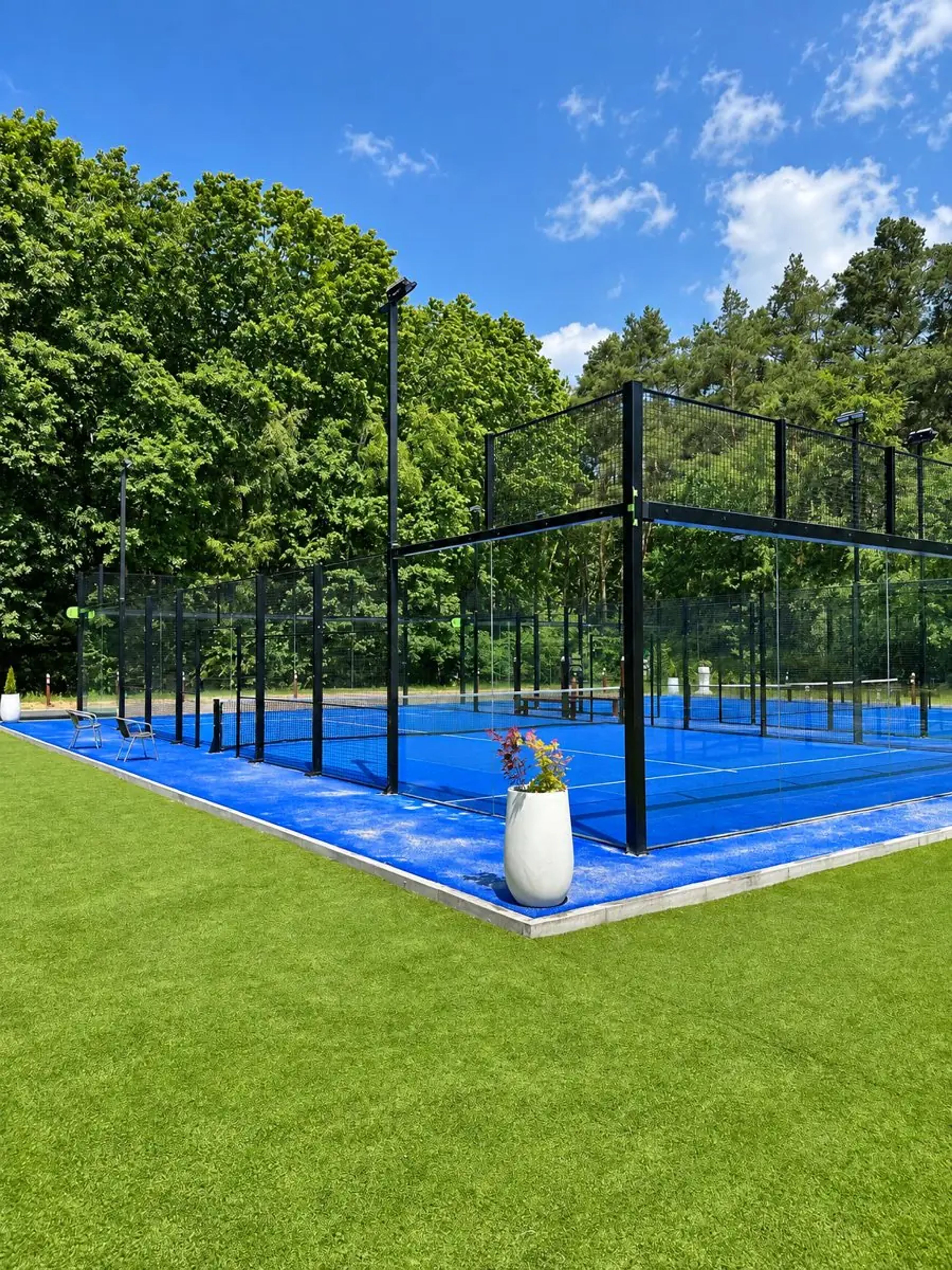 Twee outdoor panorama padelbanen van I-Padel in Herkenbosch