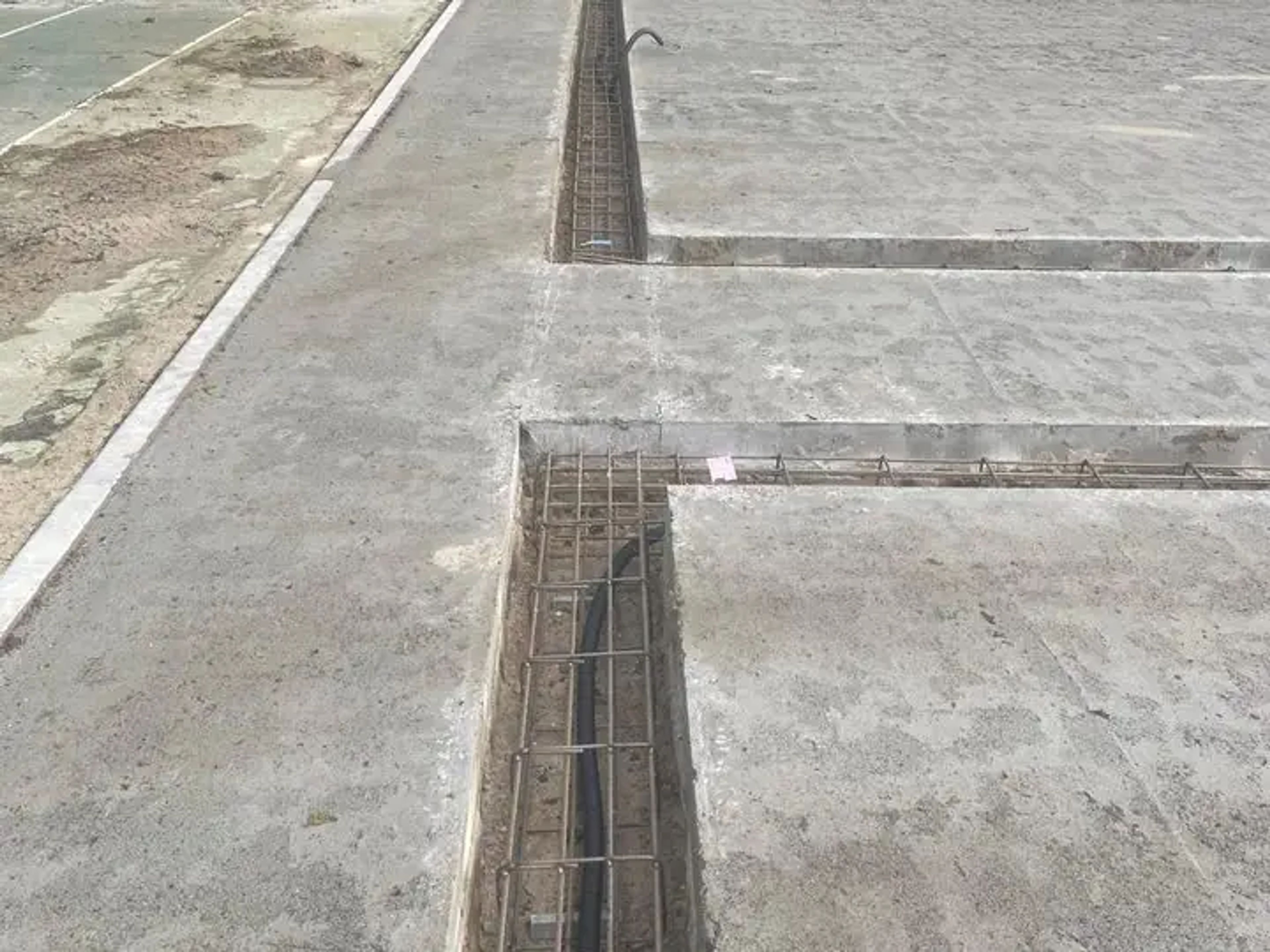 Betonfundering met opsluitband voor een padelbaan